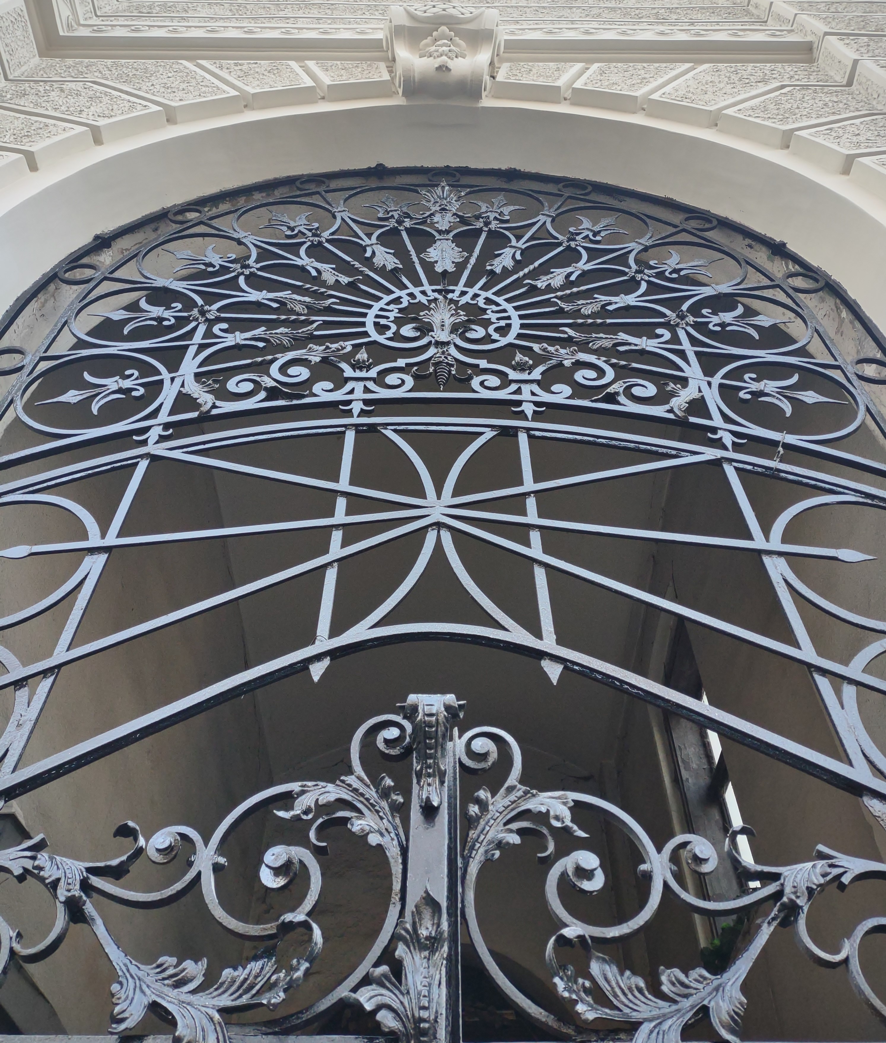 Willa przy ul. 3 Maja 13 detal metaloplastyki bramy przejazdowej po konserwacji.