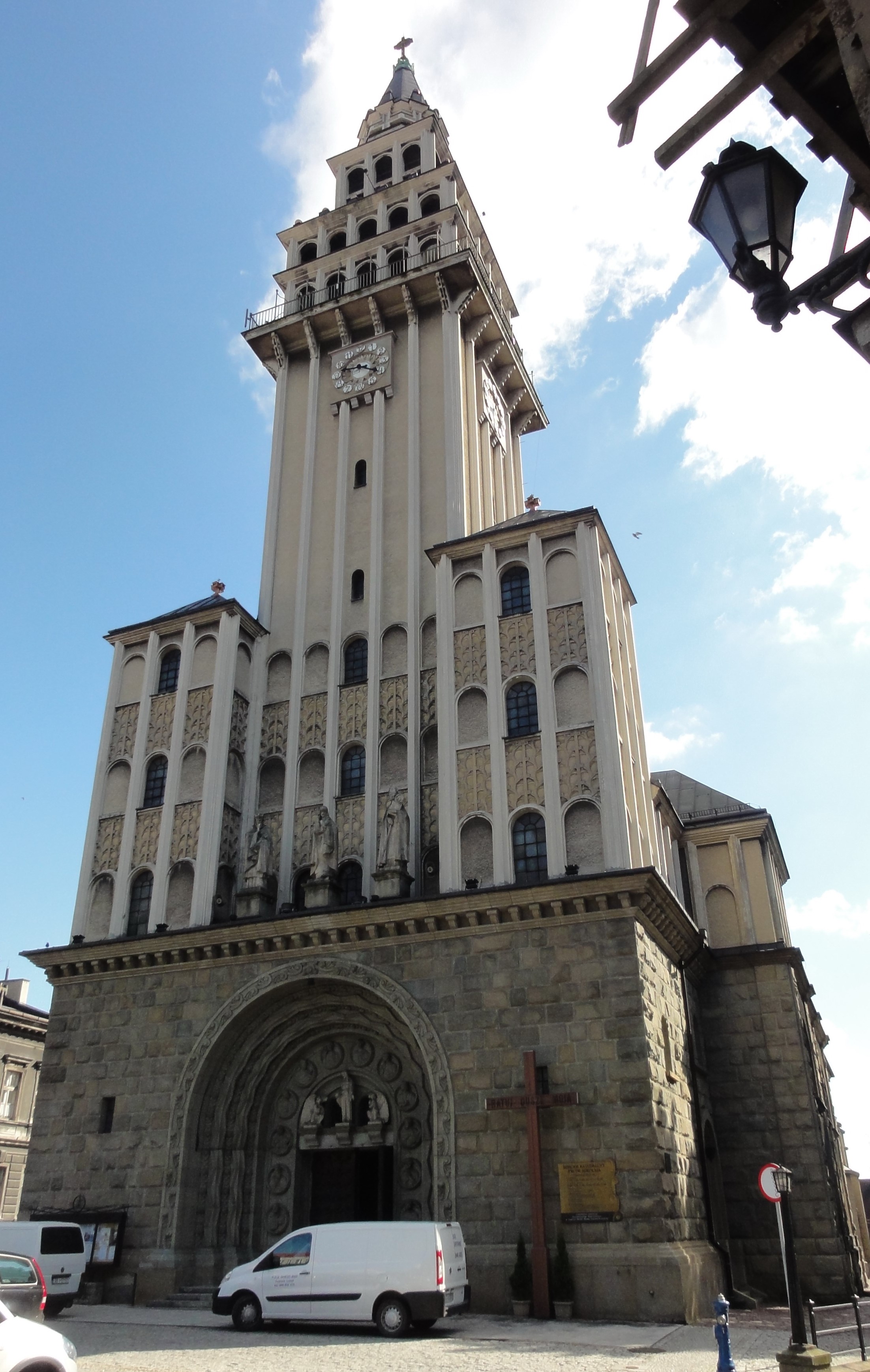 Widok na fasadę katedry przed remontem. 