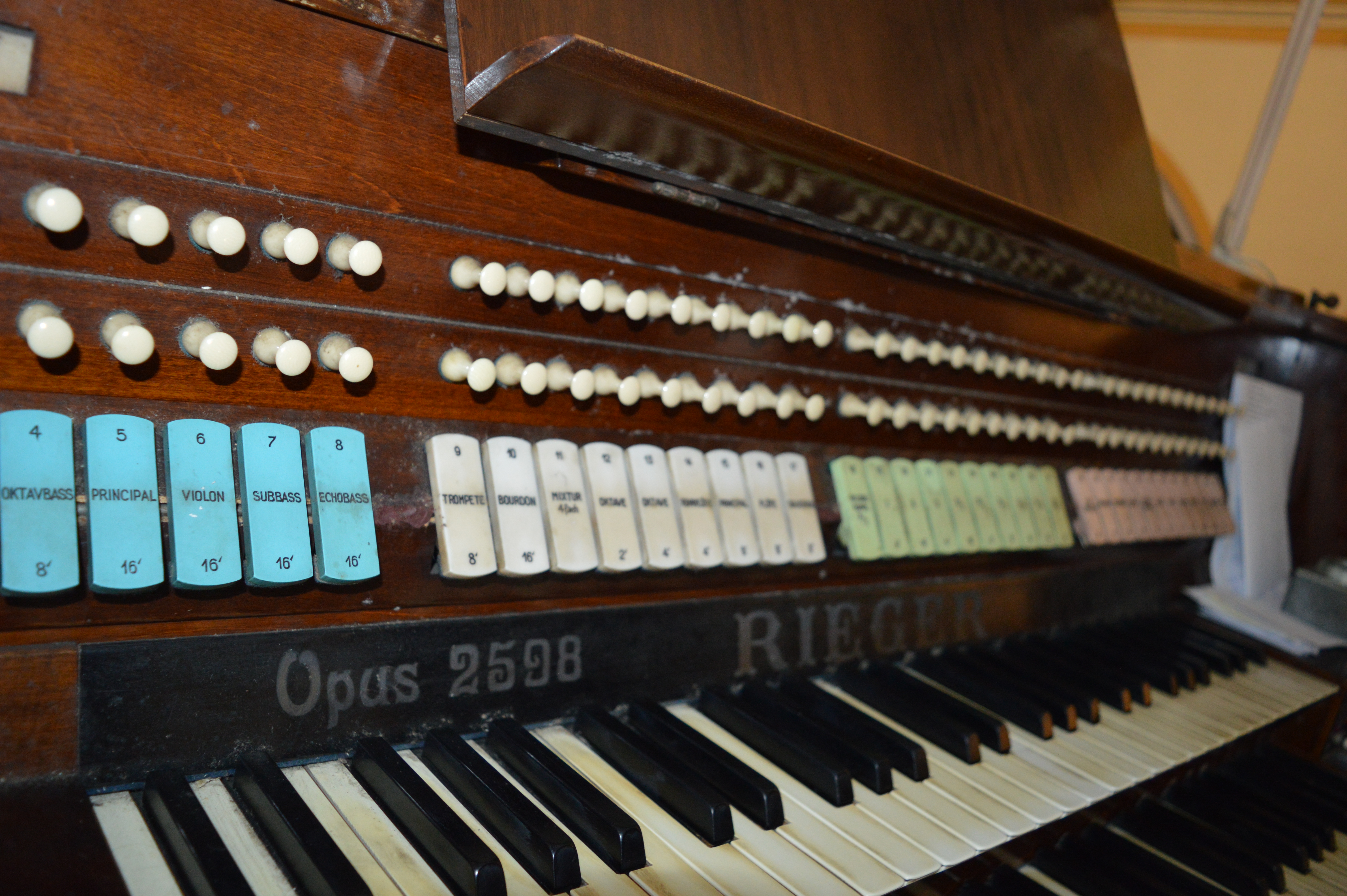 Klawiatury manuałów i włączniki registrowe.