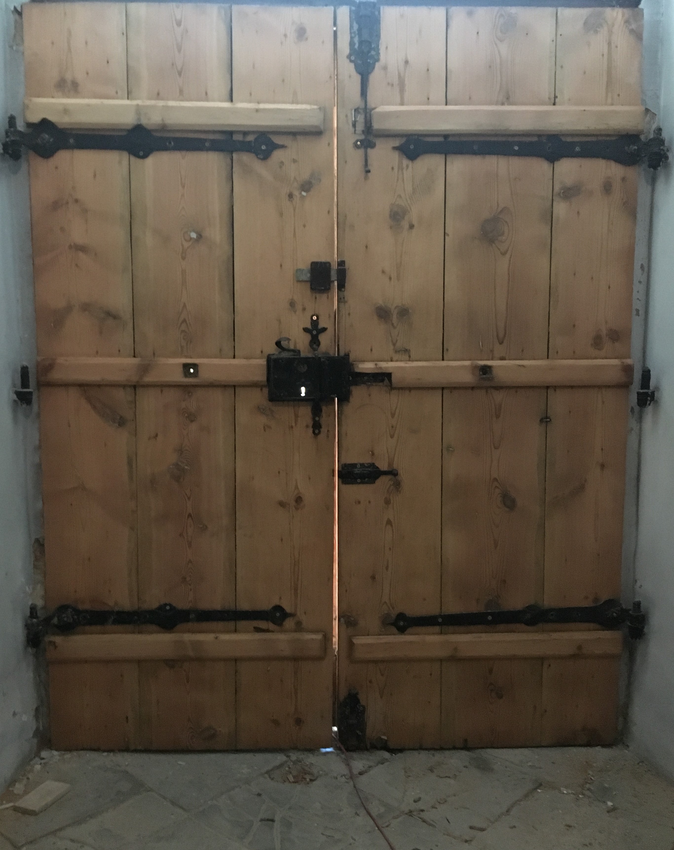 Czyszczenie i konserwacja stolarki drzwi wejściowych. 