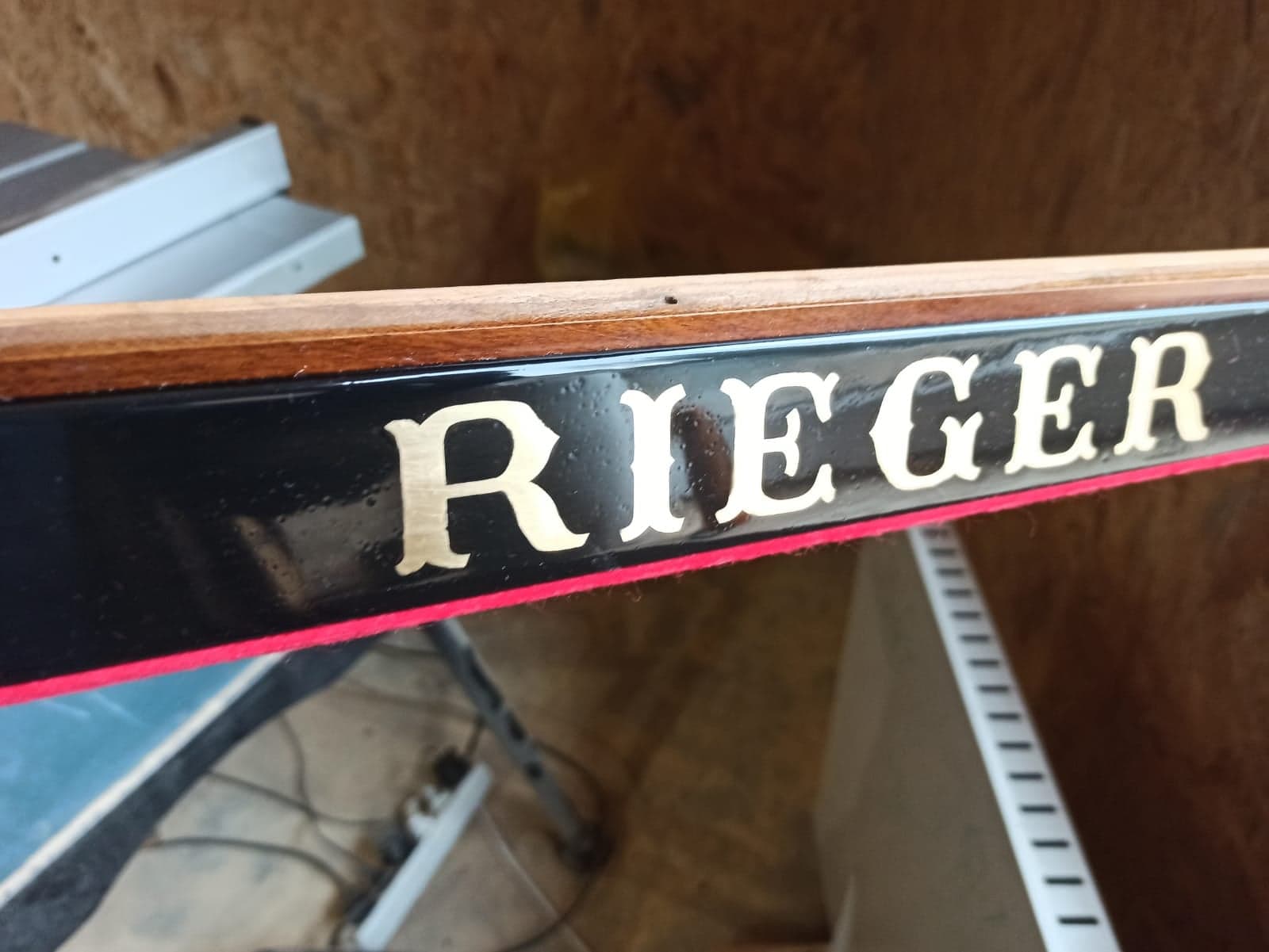 Odnowienie napisu firmy.