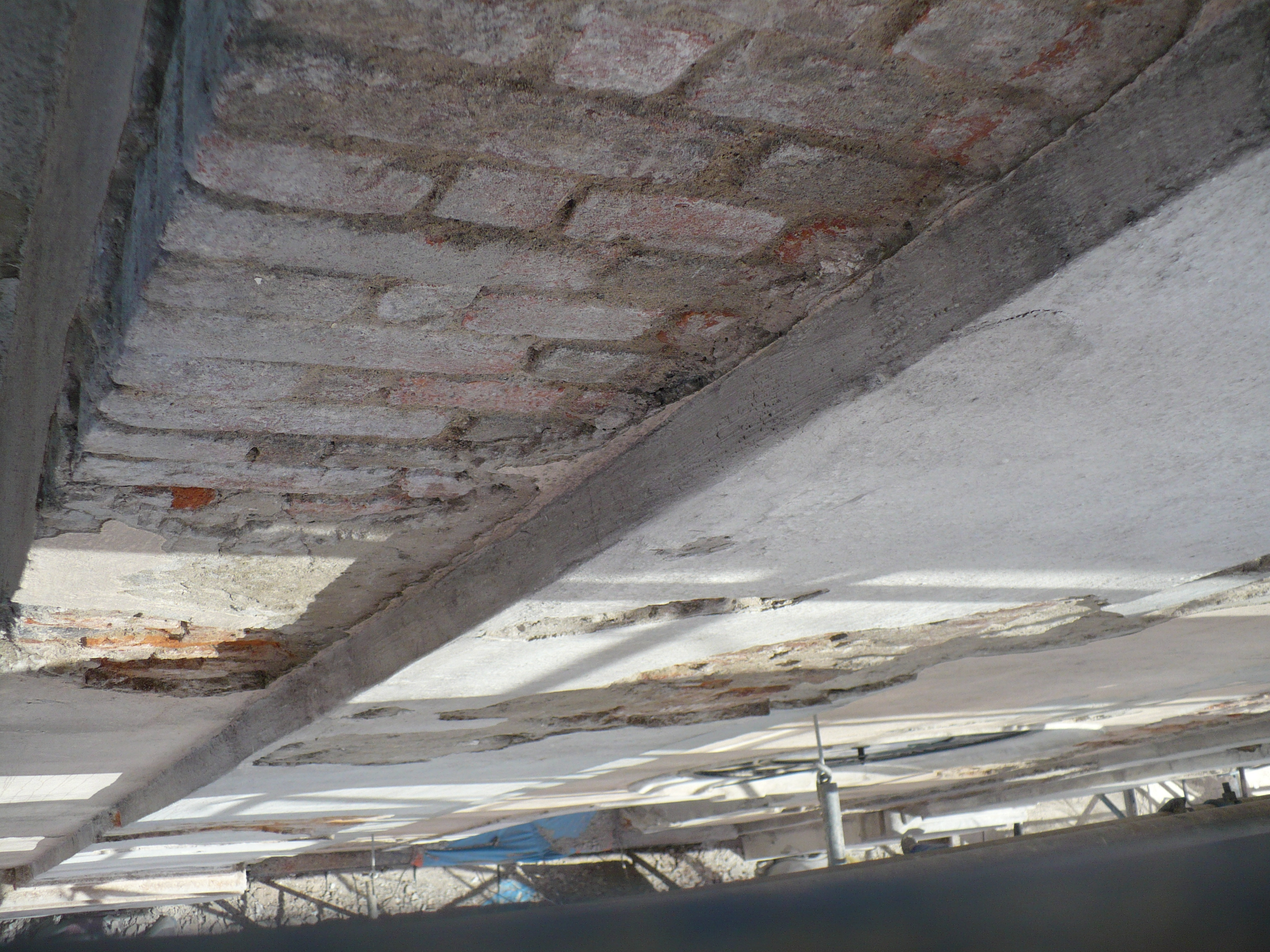 Skucie odparzonych tynków. 