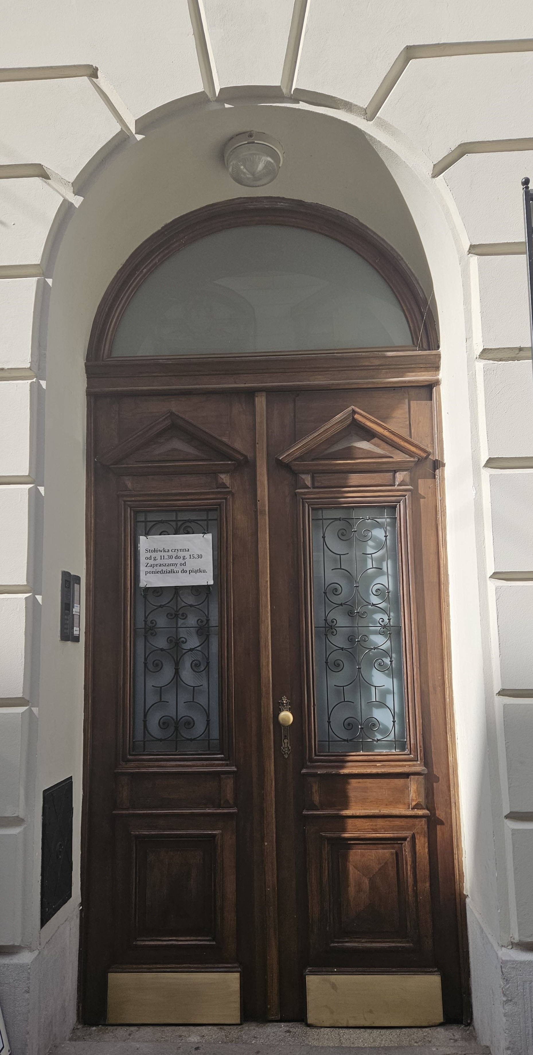 Ratuszowa 2, drzwi wejściowe po konserwacji. 