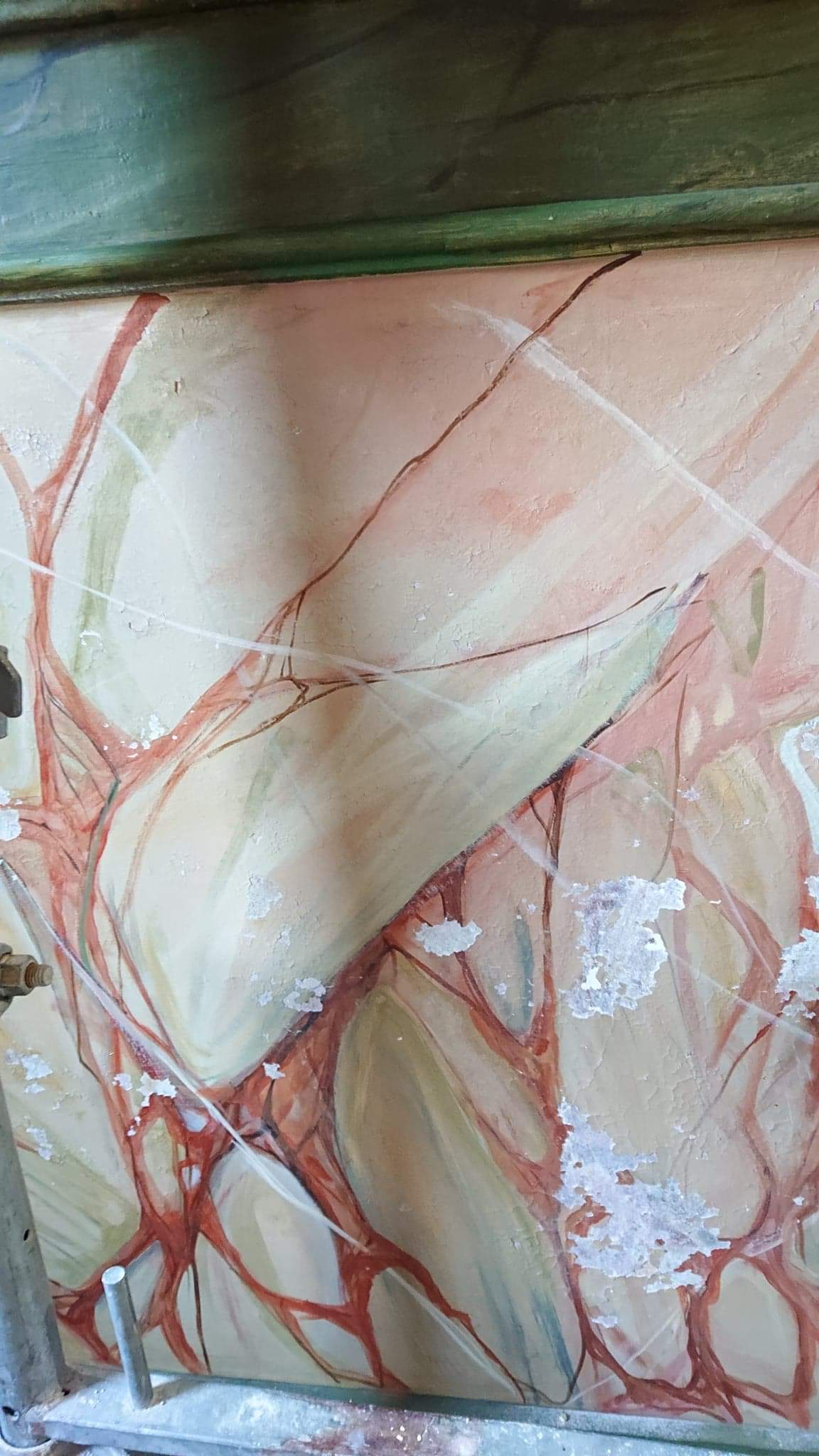 Uszkodzona marmuryzacja w sieni wejściowej.