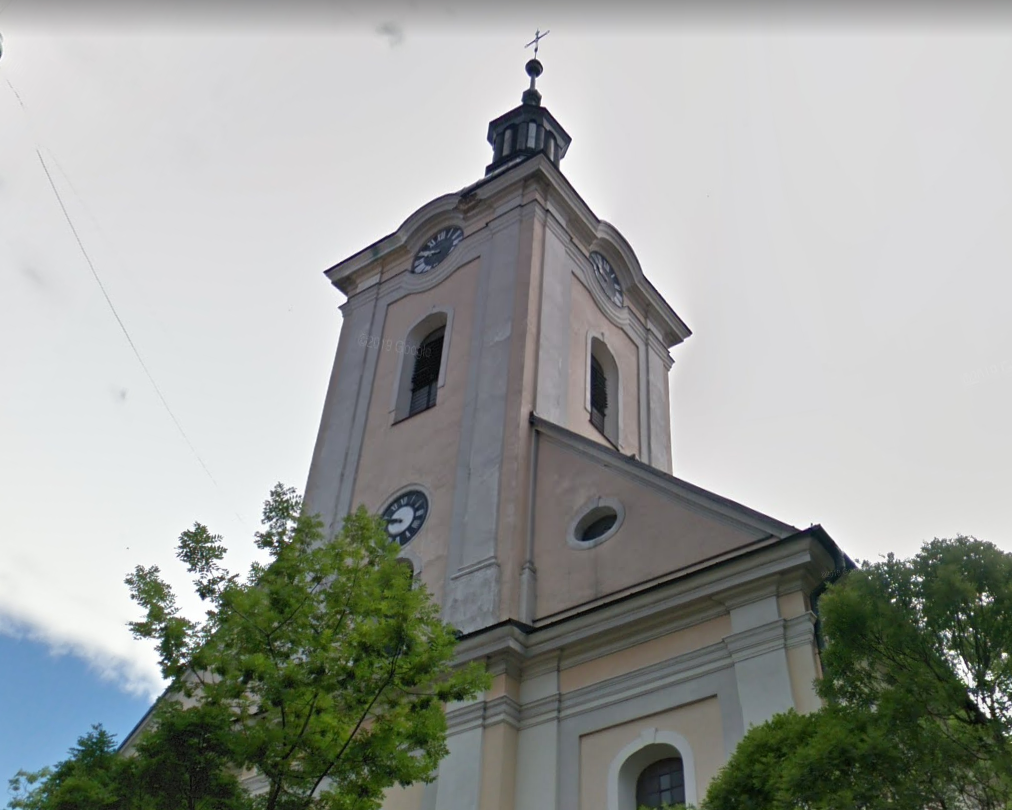 Korpus wieżowy z widocznymi ubytkami i zniszczeniami. 