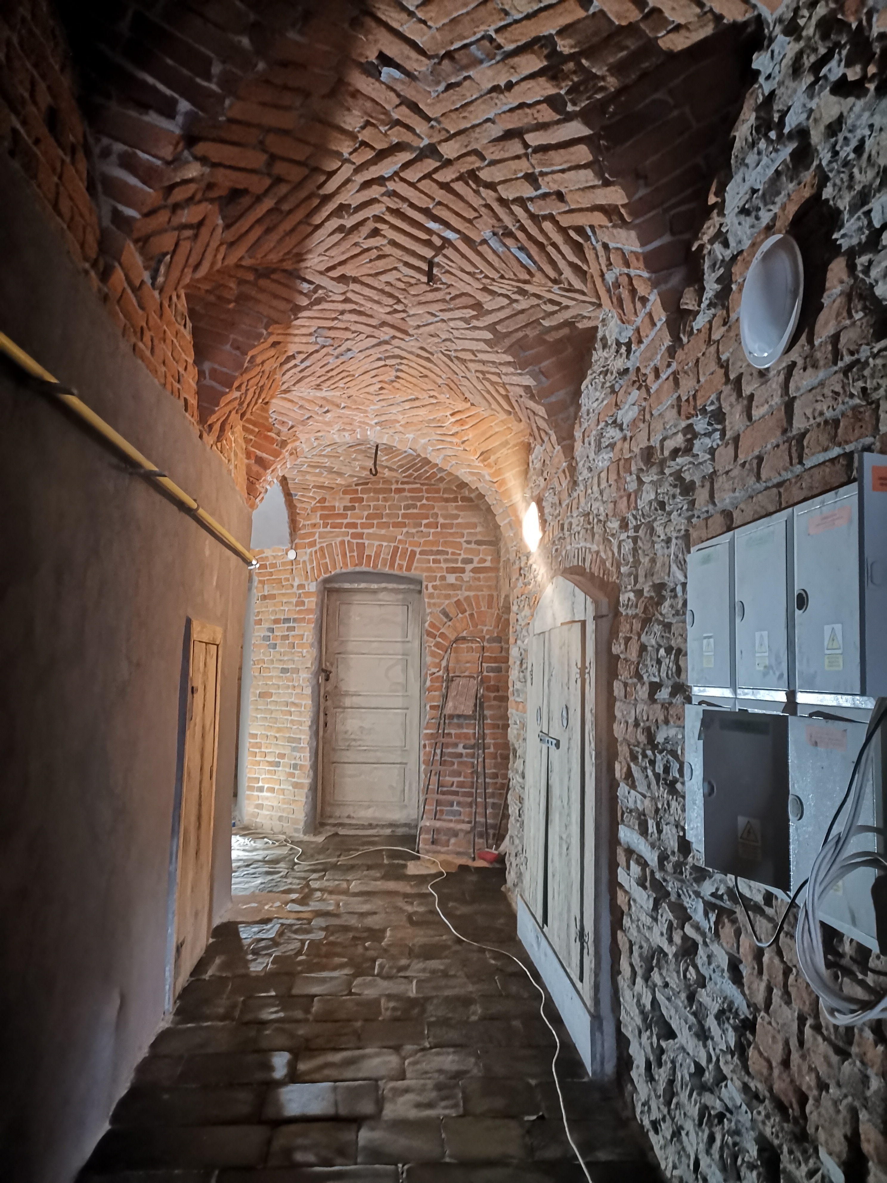 Sień z posadzką kamienną w trakcie prac remontowych. 