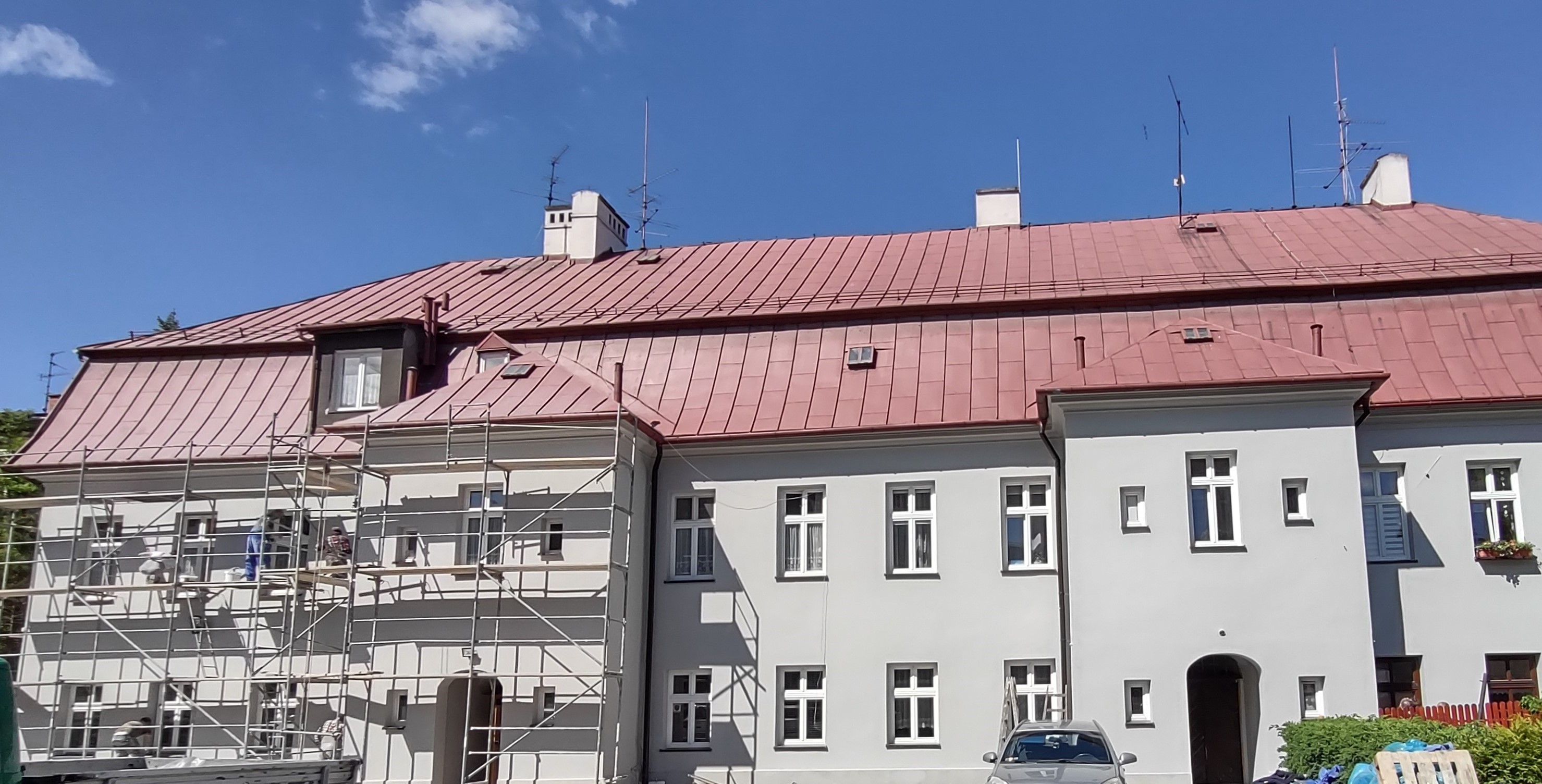 Plebania ewangelicko-augsburska widok na elewację tylną podczas remontu.