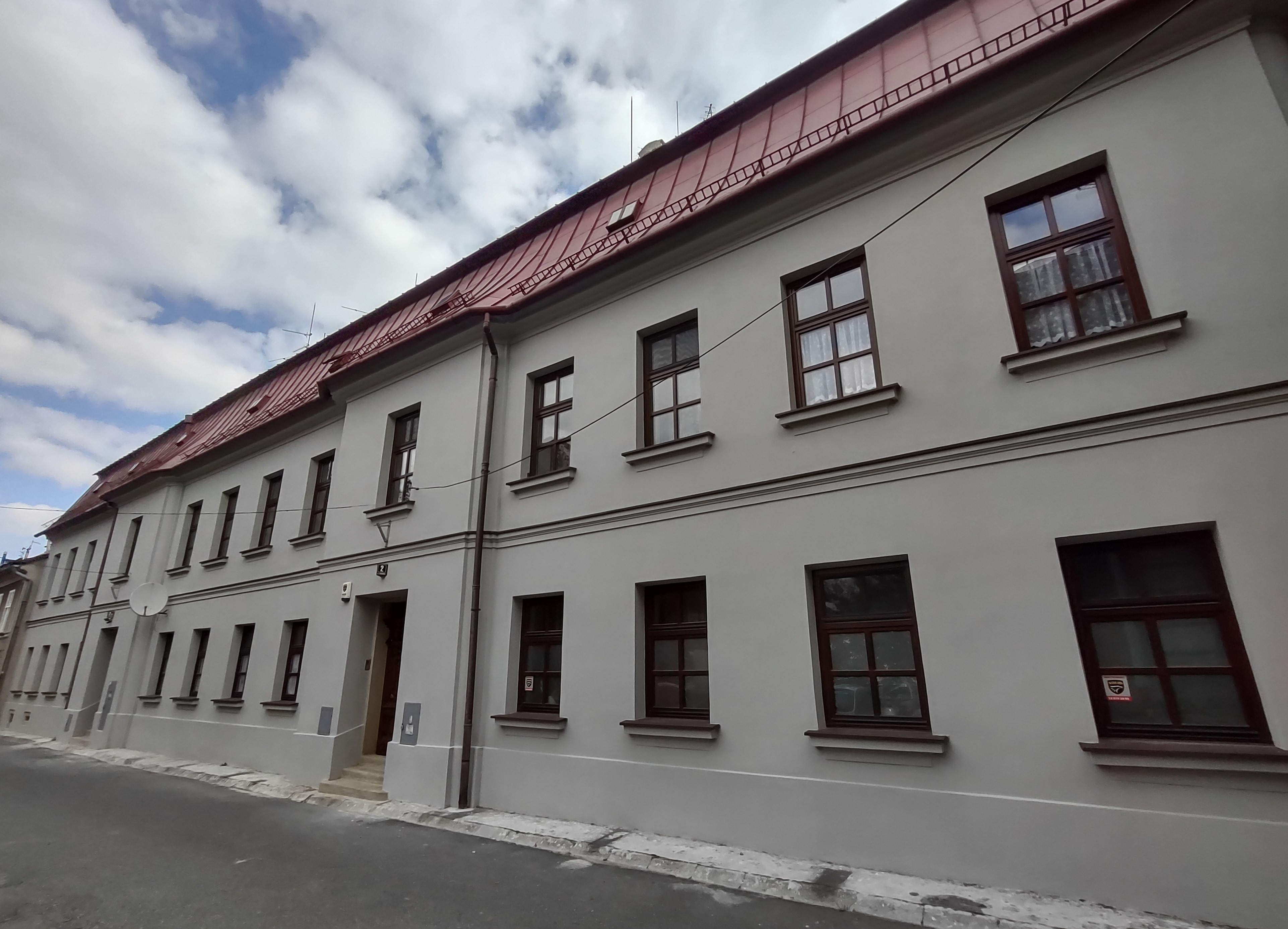 Plebania ewangelicko-augsburska widok elewacji frontowej po remoncie.