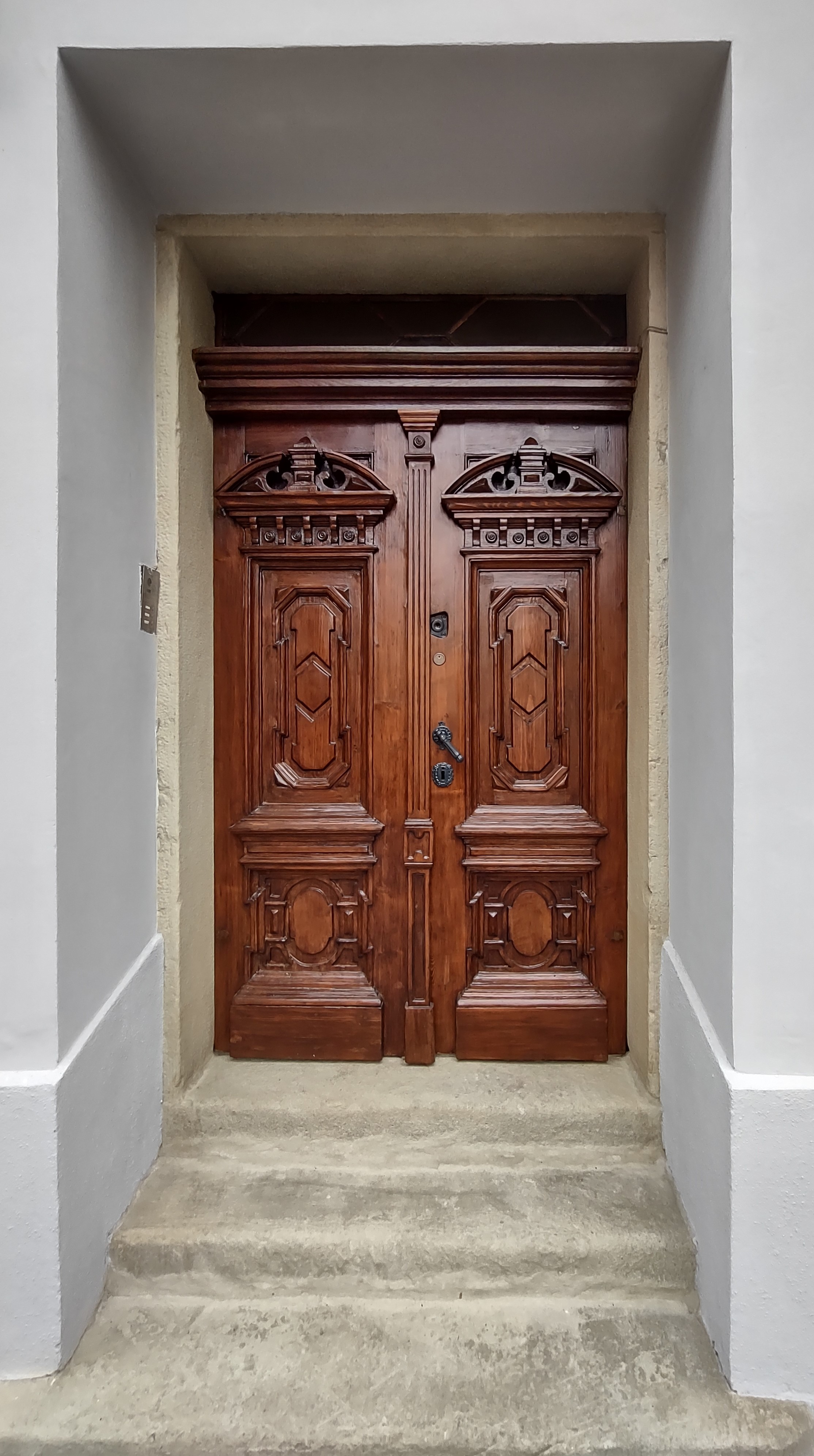 Plebania ewangelicko-augsburska widok na drzwi po renowacji.