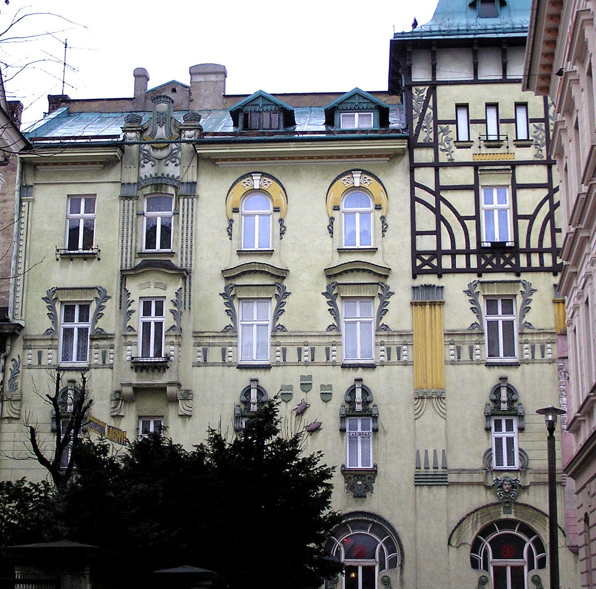 Kamienica "Pod Żabami", widok na elewację od strony ulicy Targowej.