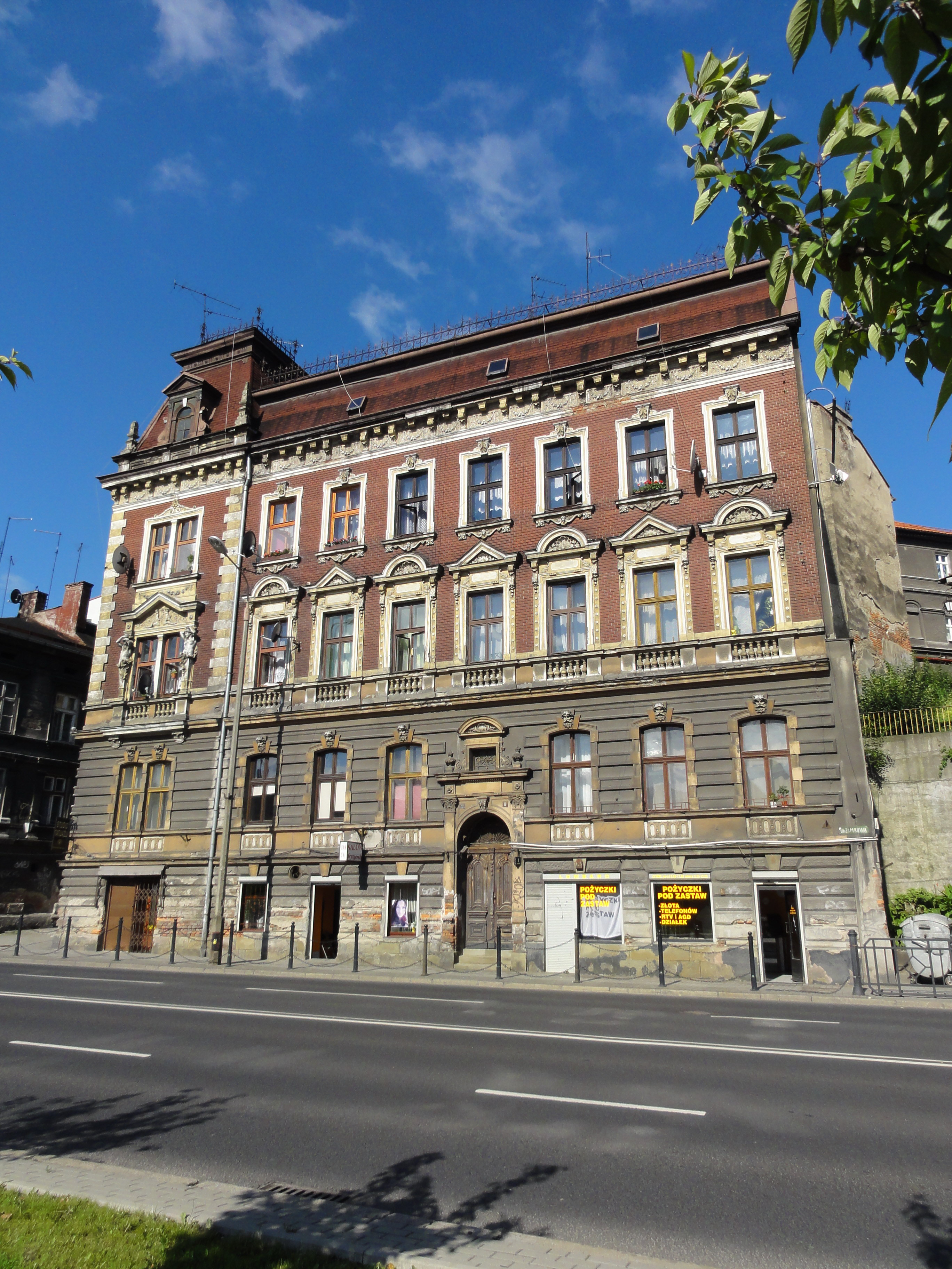 Zamkowa 8 widok przed remontem elewacji wschodniej.