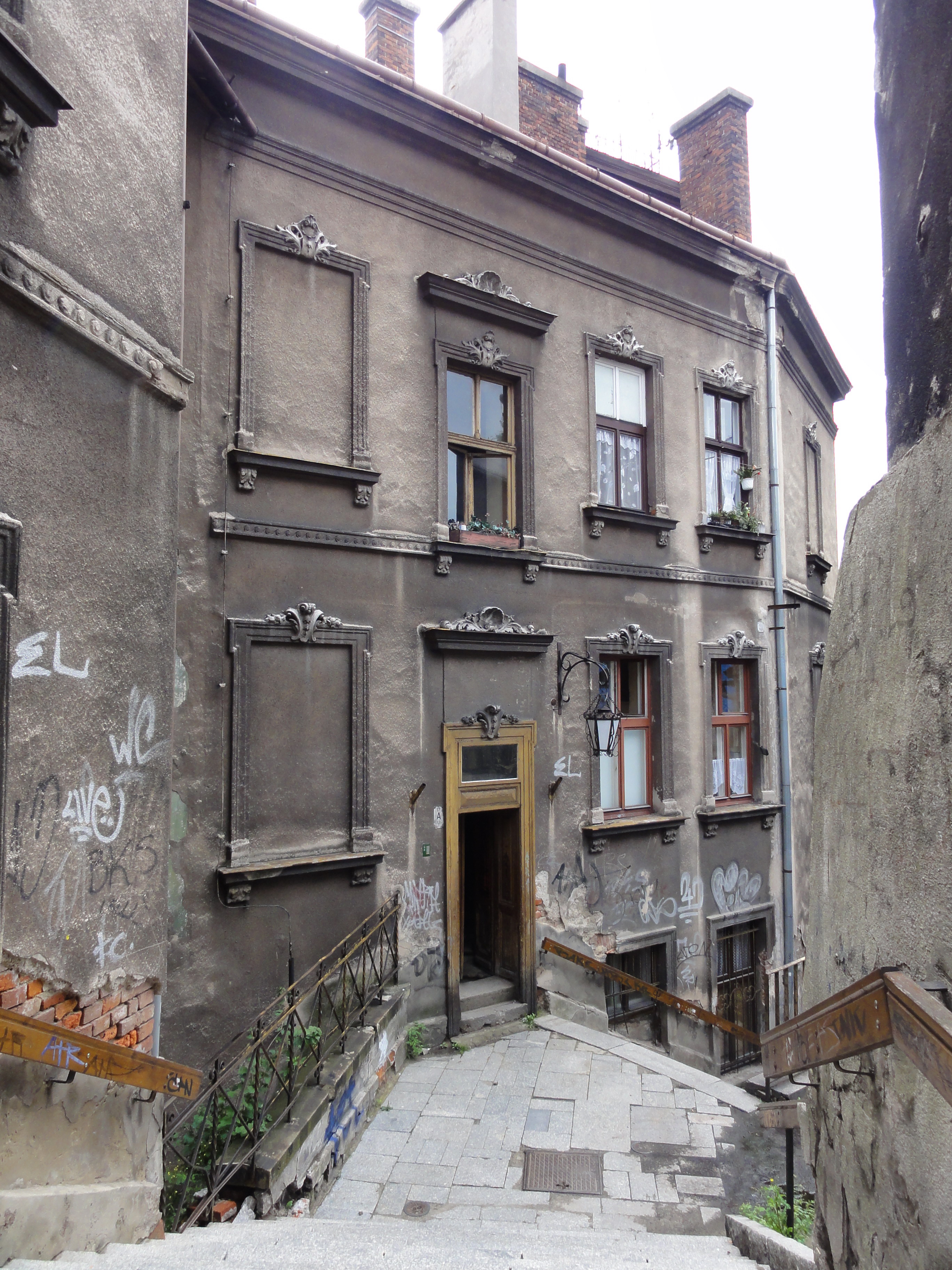 Zamkowa 8 widok przed remontem elewacji od ul. Schodowej.
