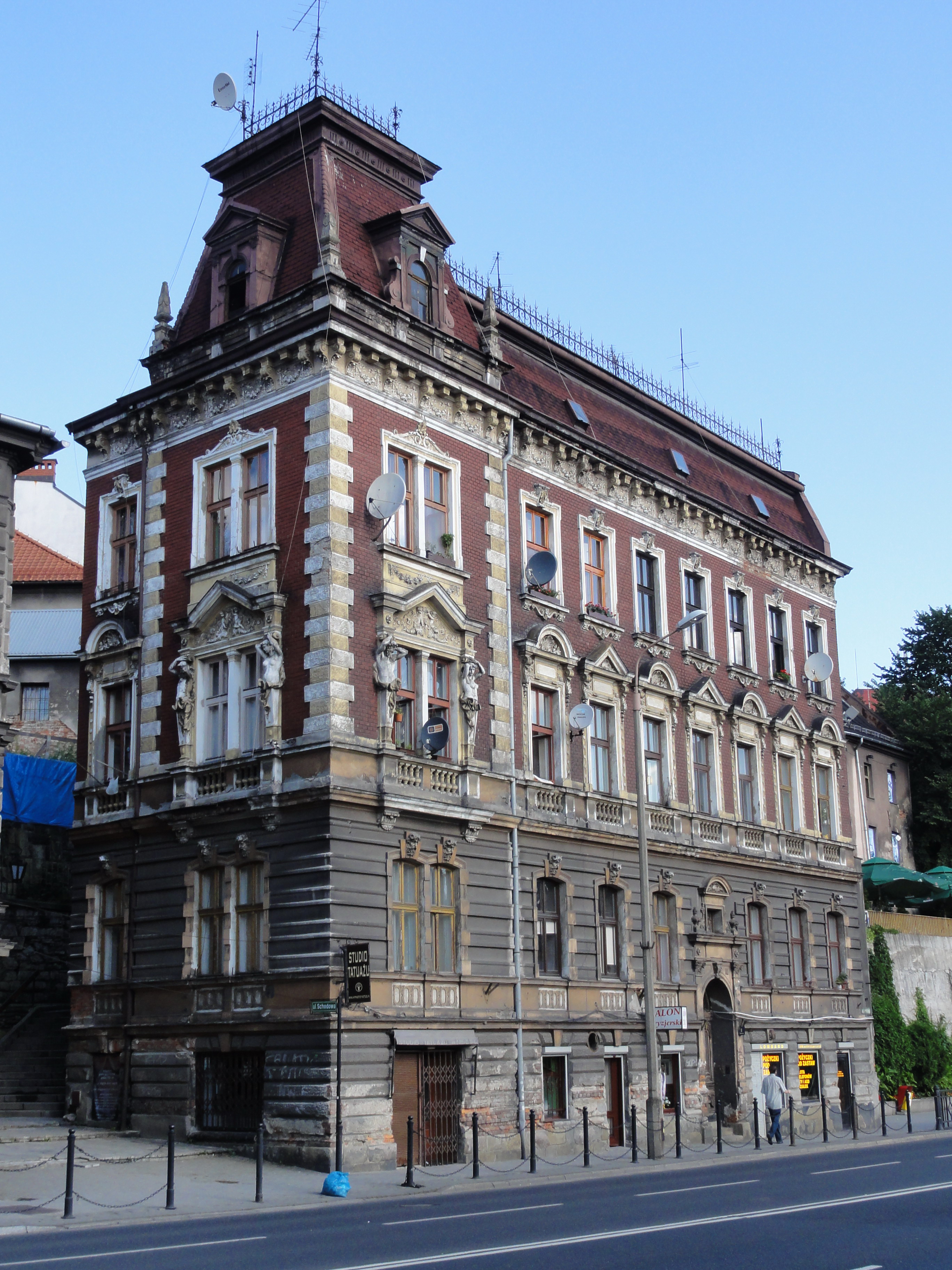 Zamkowa 8 widok przed remontem dachu.