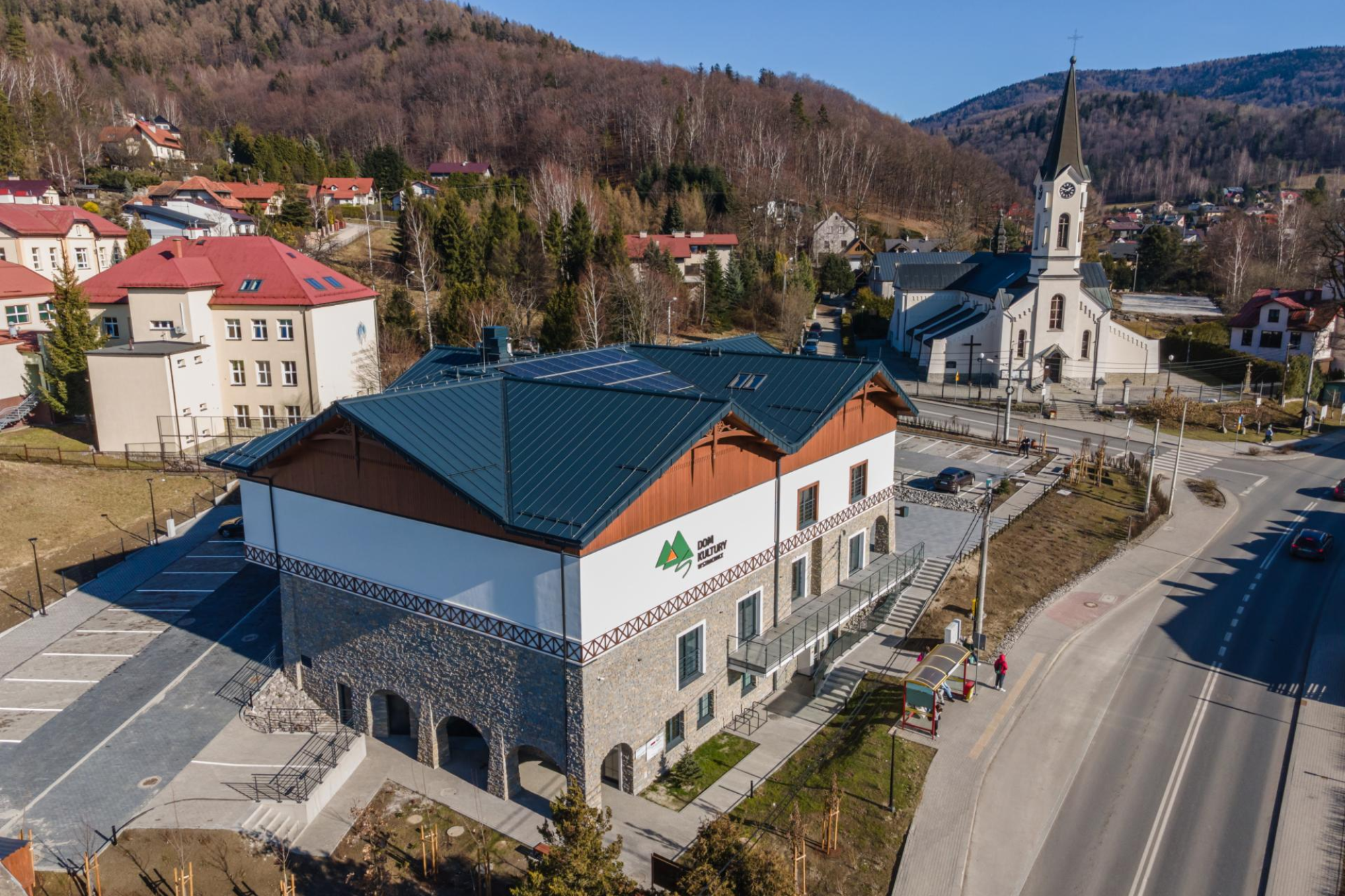 Zdjęcie przedstawiające z lotu ptaka budynek nowego domu kultury.