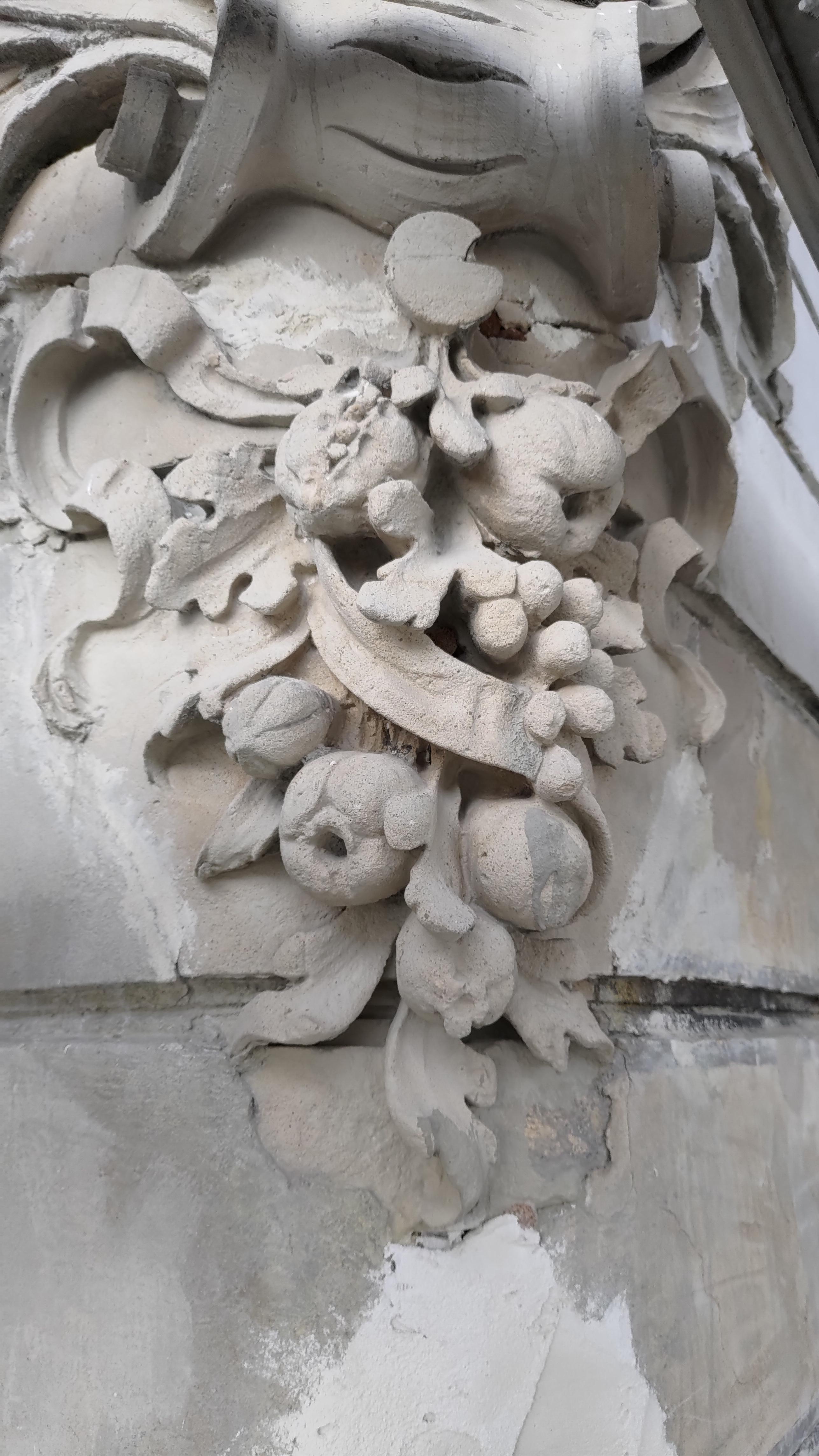 3 Maja 5 detal architektoniczno-sztukatorski podczas uzupełniania.