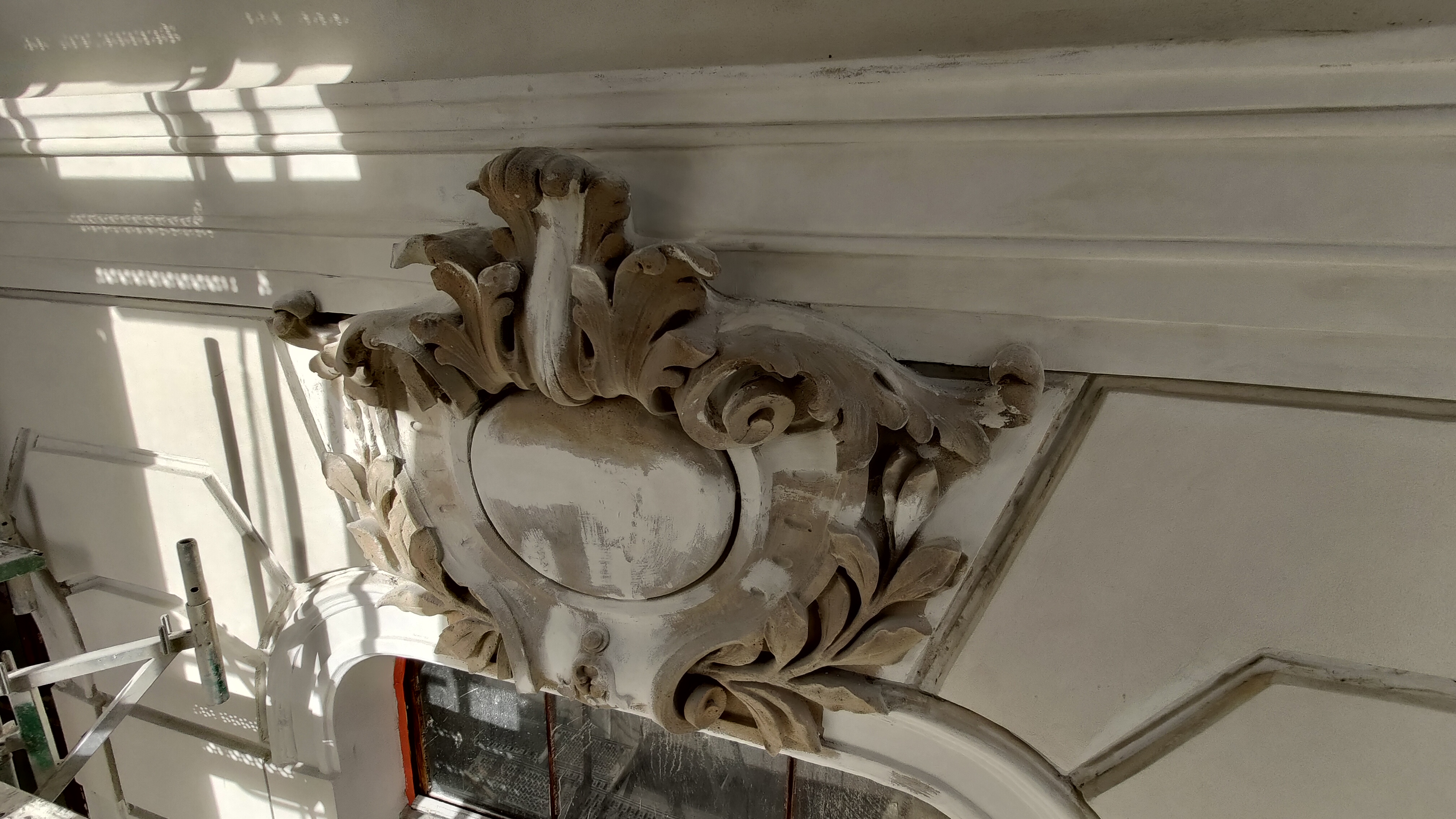 3 Maja 5 detal architektoniczno-sztukatorski podczas uzupełniania.