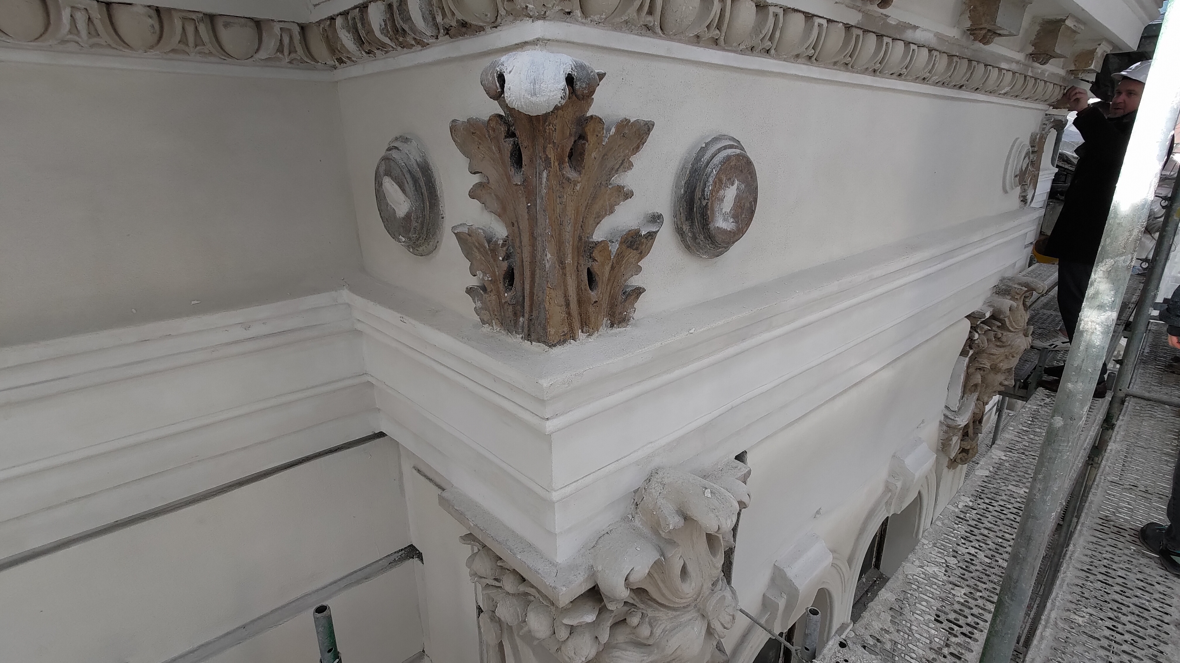 3 Maja 5 wyprowadzanie gzymsów i uzupełnianie tynków.