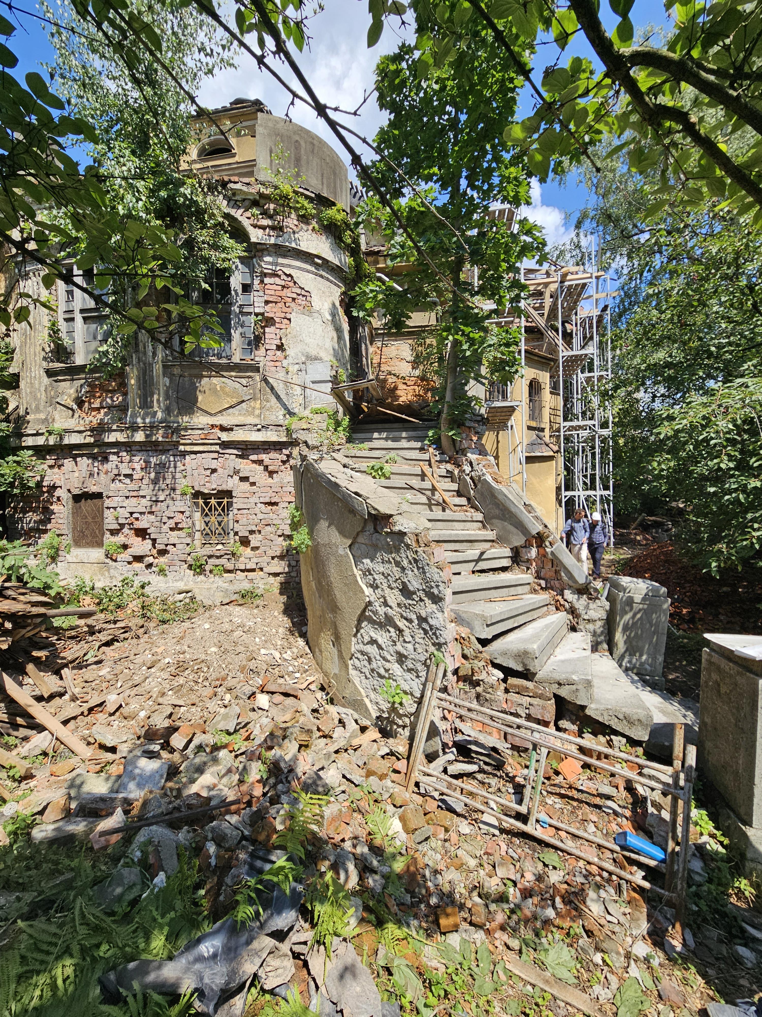 Cieszyńska 23a widok schodów przed remontem.