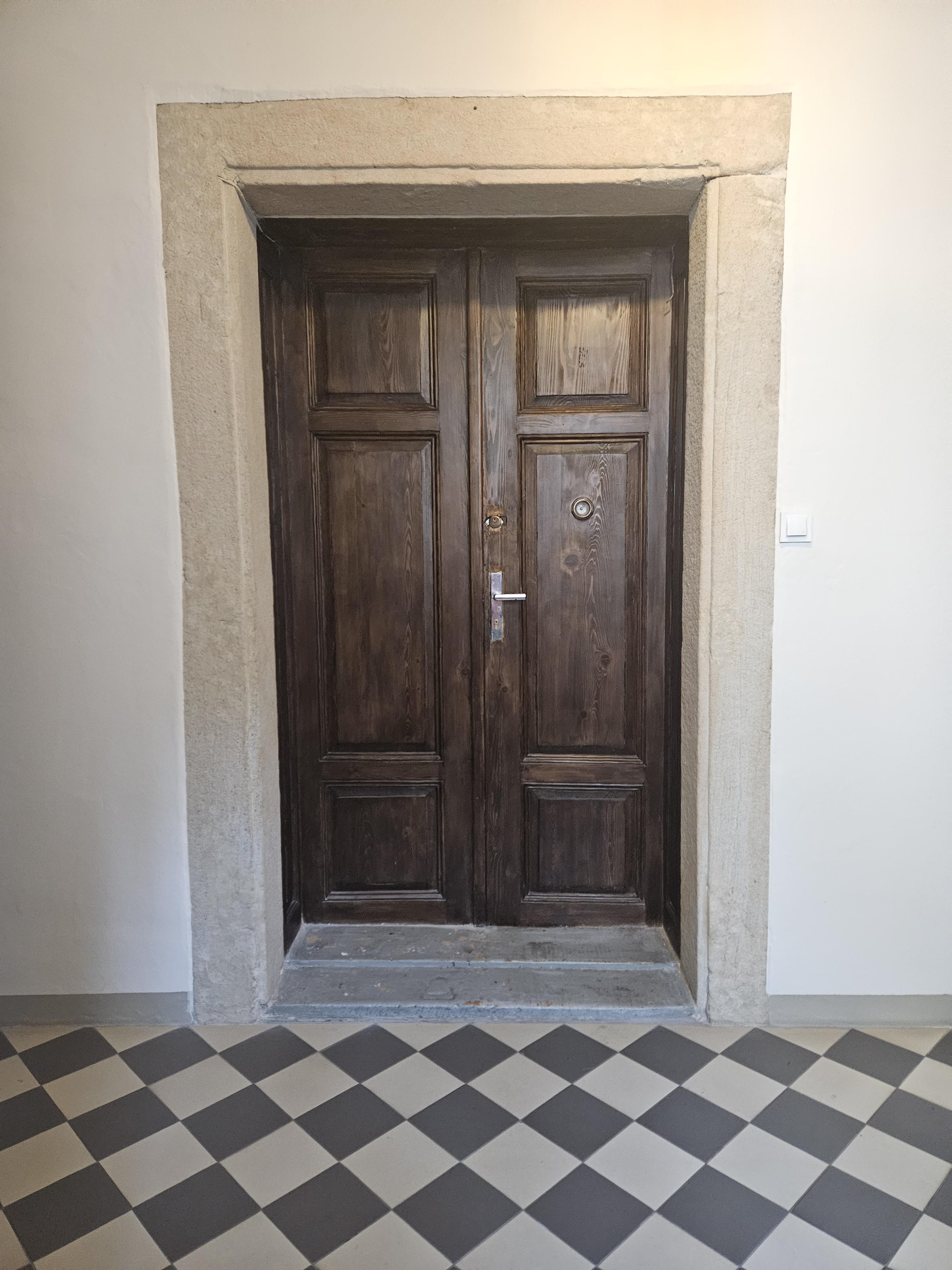 Ratuszowa 2, drzwi płycinowe w portalu kamiennym po konserwacji.