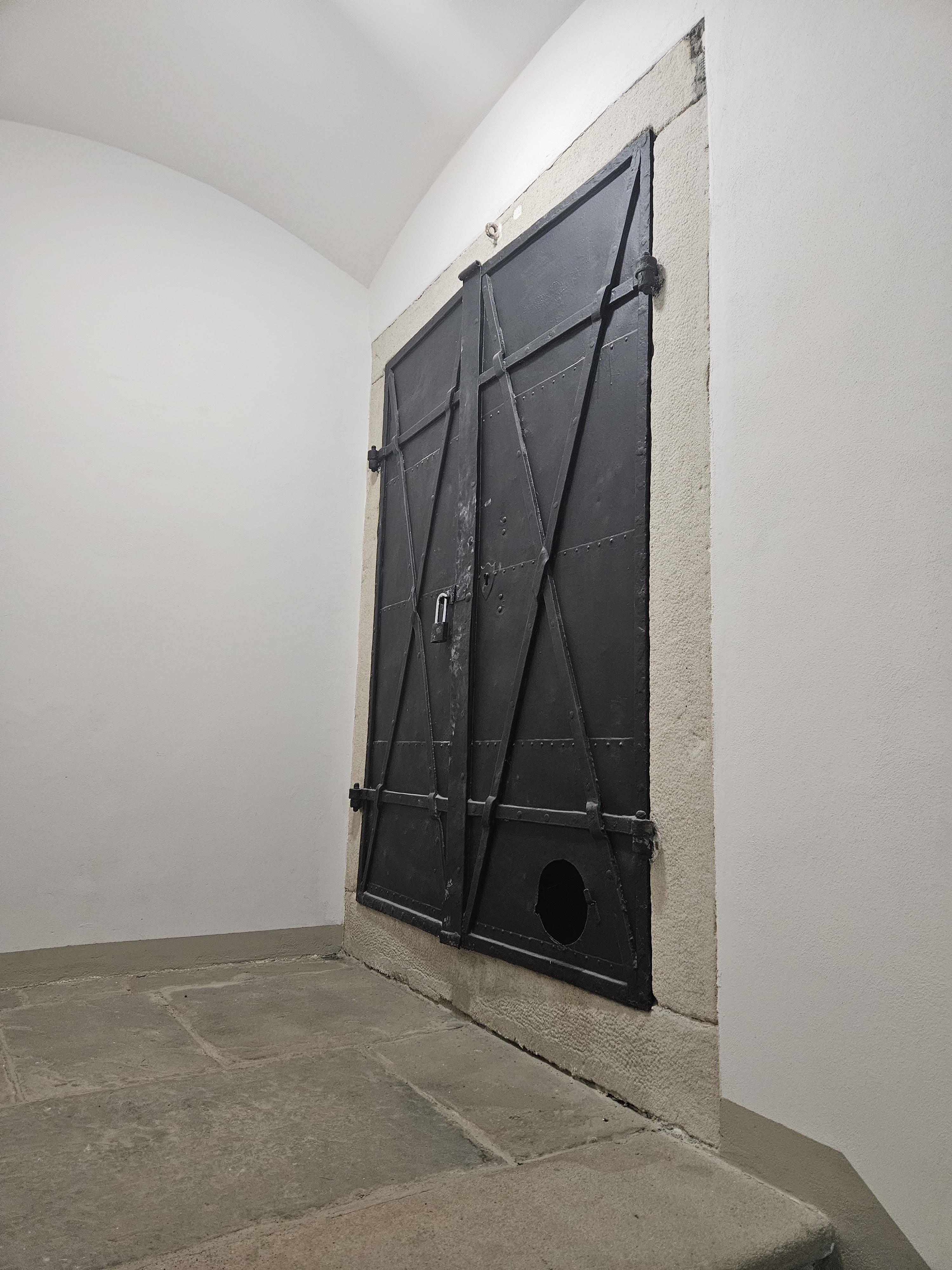 Ratuszowa 2, drzwi prowadzące na strych oraz posadzka kamienna po remoncie. 