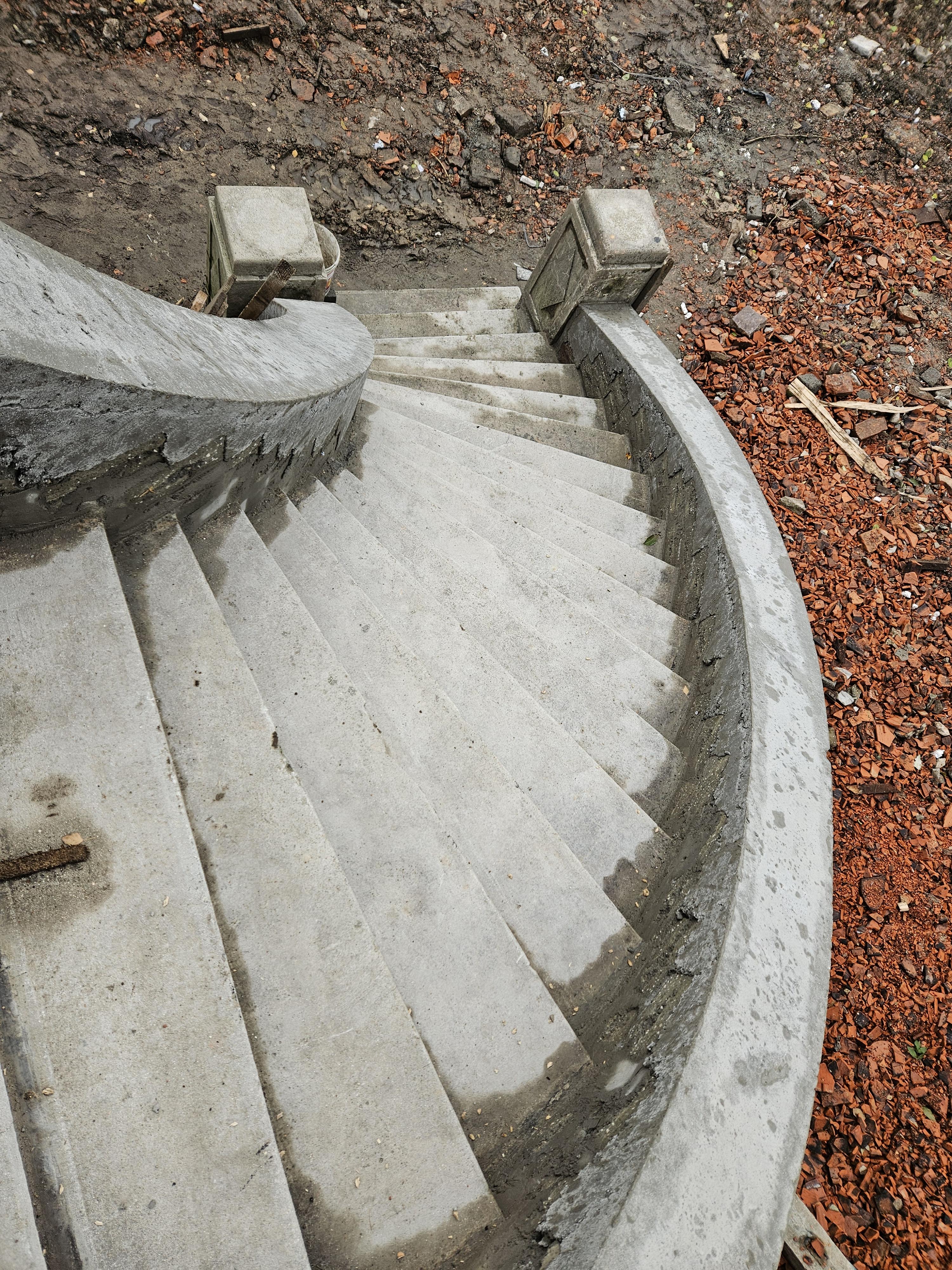 Cieszyńska 23a widok schodów w ogrodzie po remoncie.