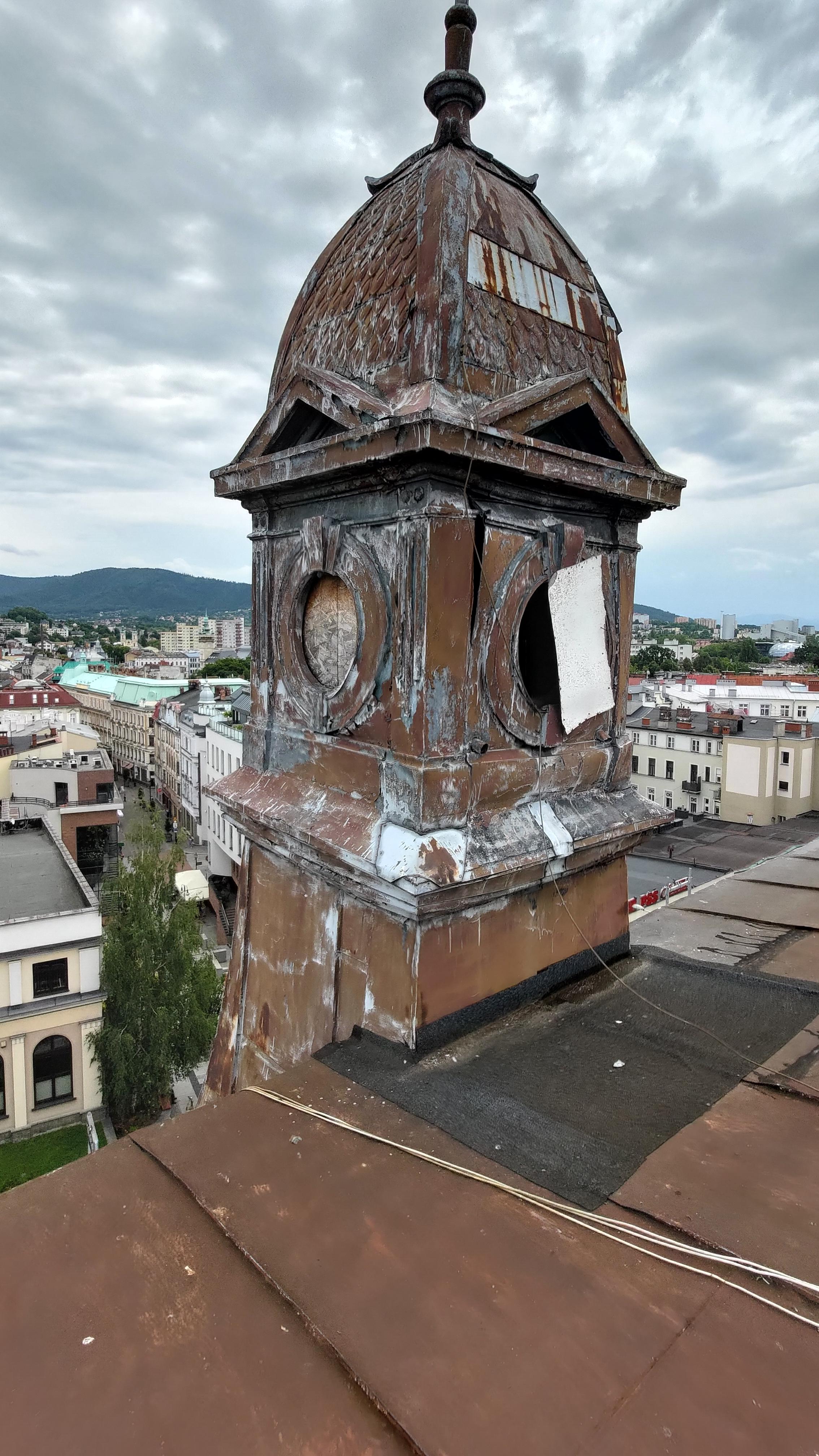 3 Maja 5 widok stanu sygnaturki na dachu przed remontem.