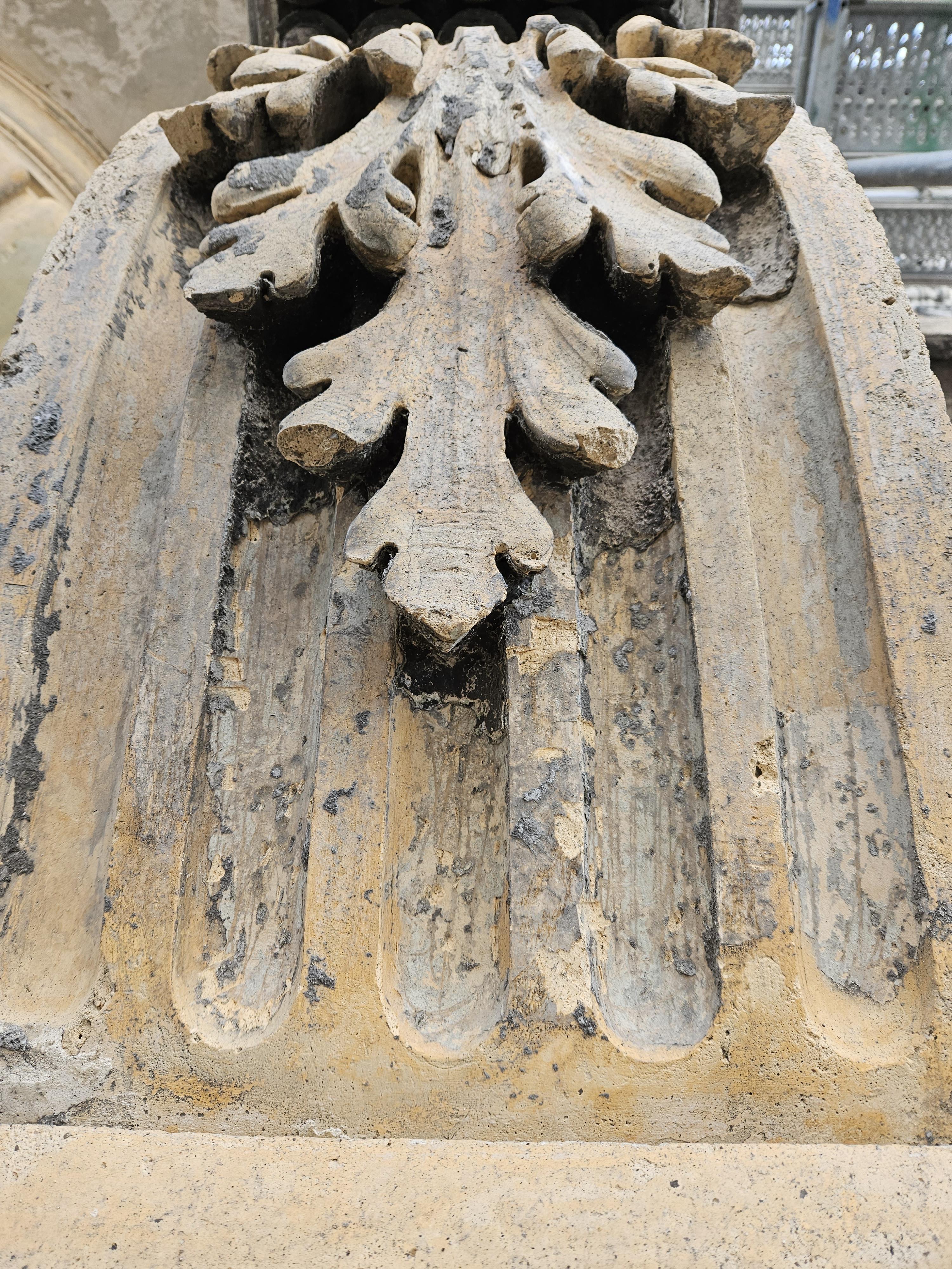 3 Maja 5 detal architektoniczno-sztukatorski podczas oczyszczania.