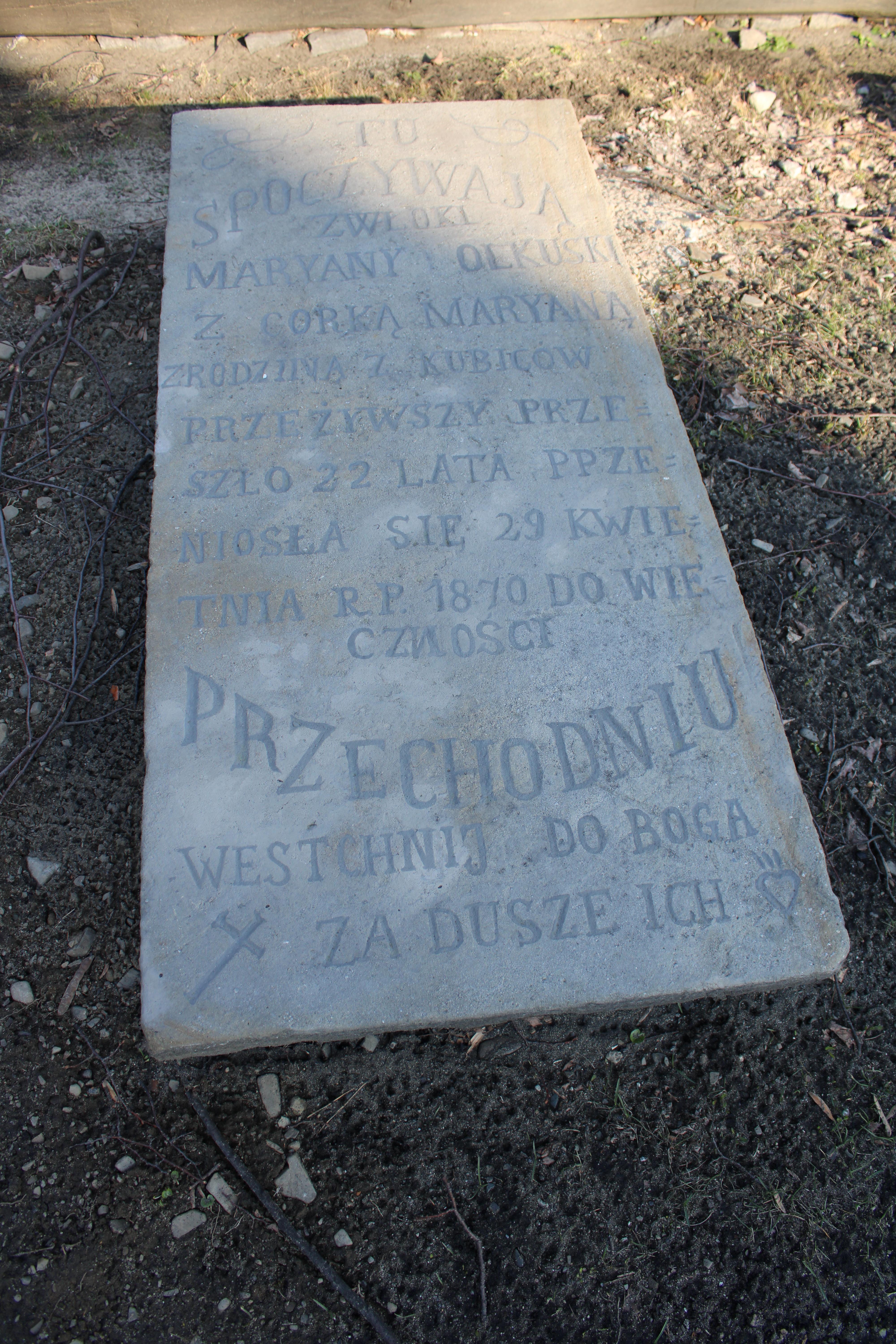 Kościół pw. św. Barbary nagrobek przy drodze procesyjnej po renowacji.