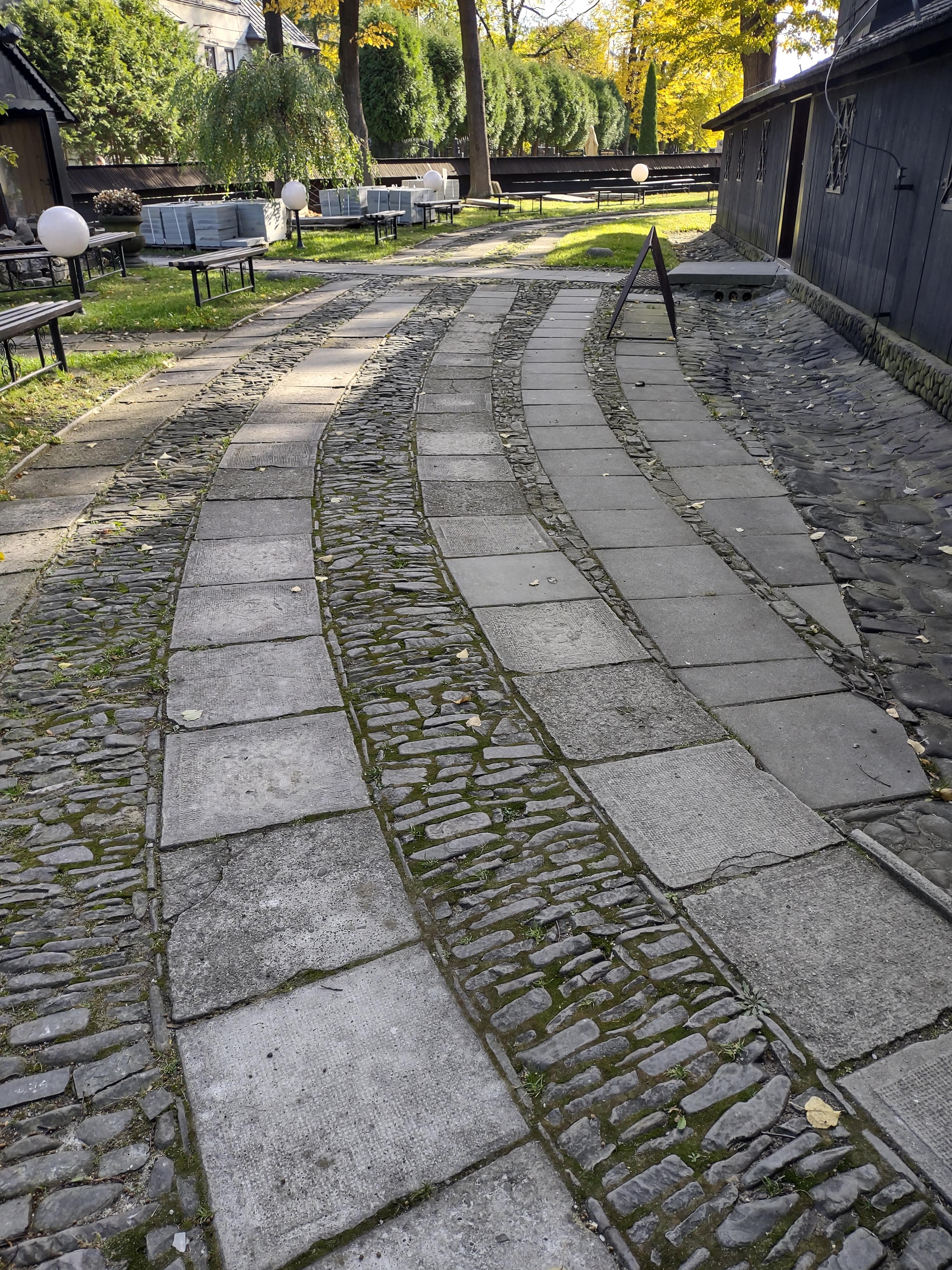 Kościół pw. św. Barbary widok drogi procesyjnej przed remontem.