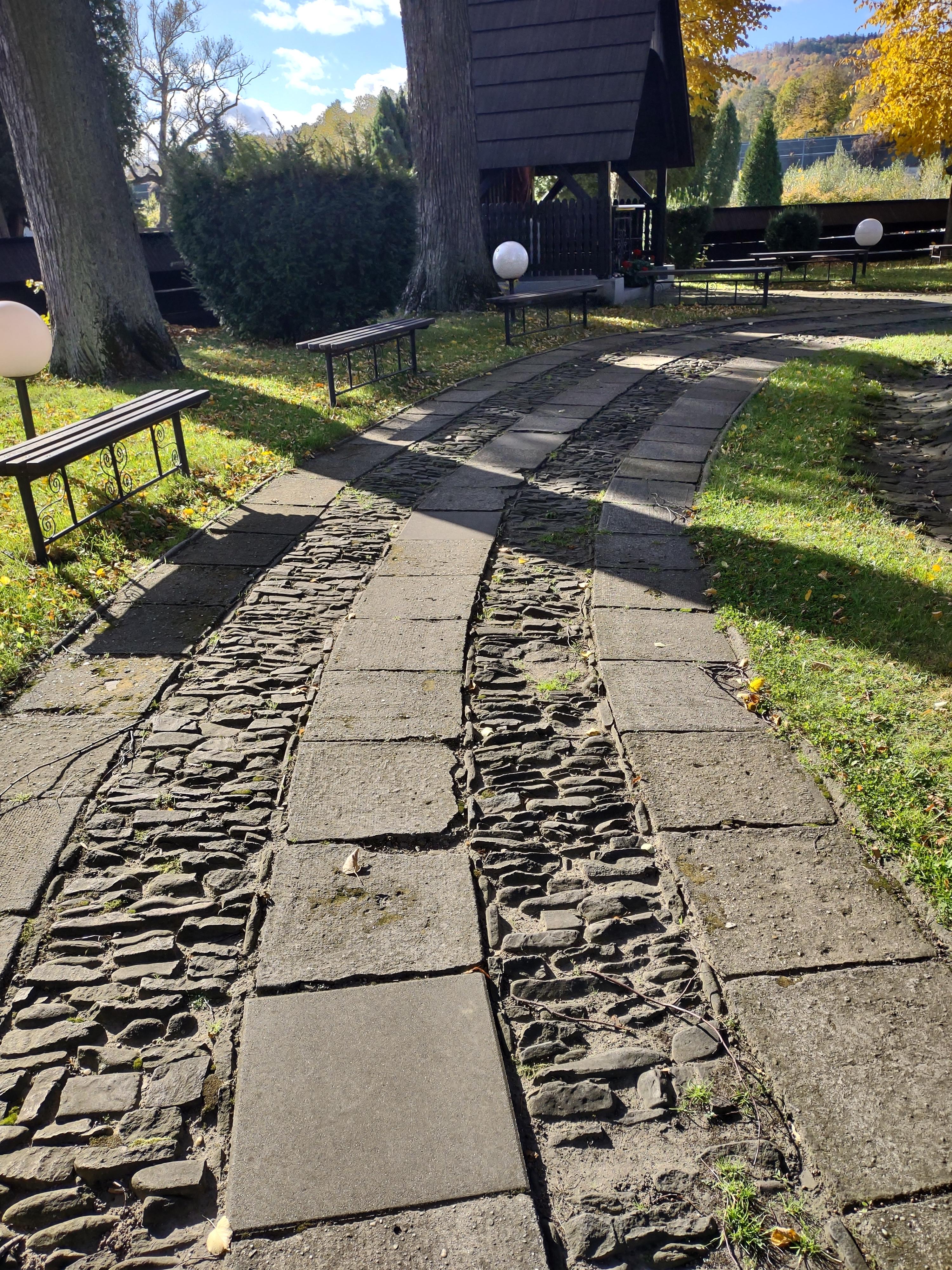 Kościół pw. św. Barbary widok drogi procesyjnej przed remontem.