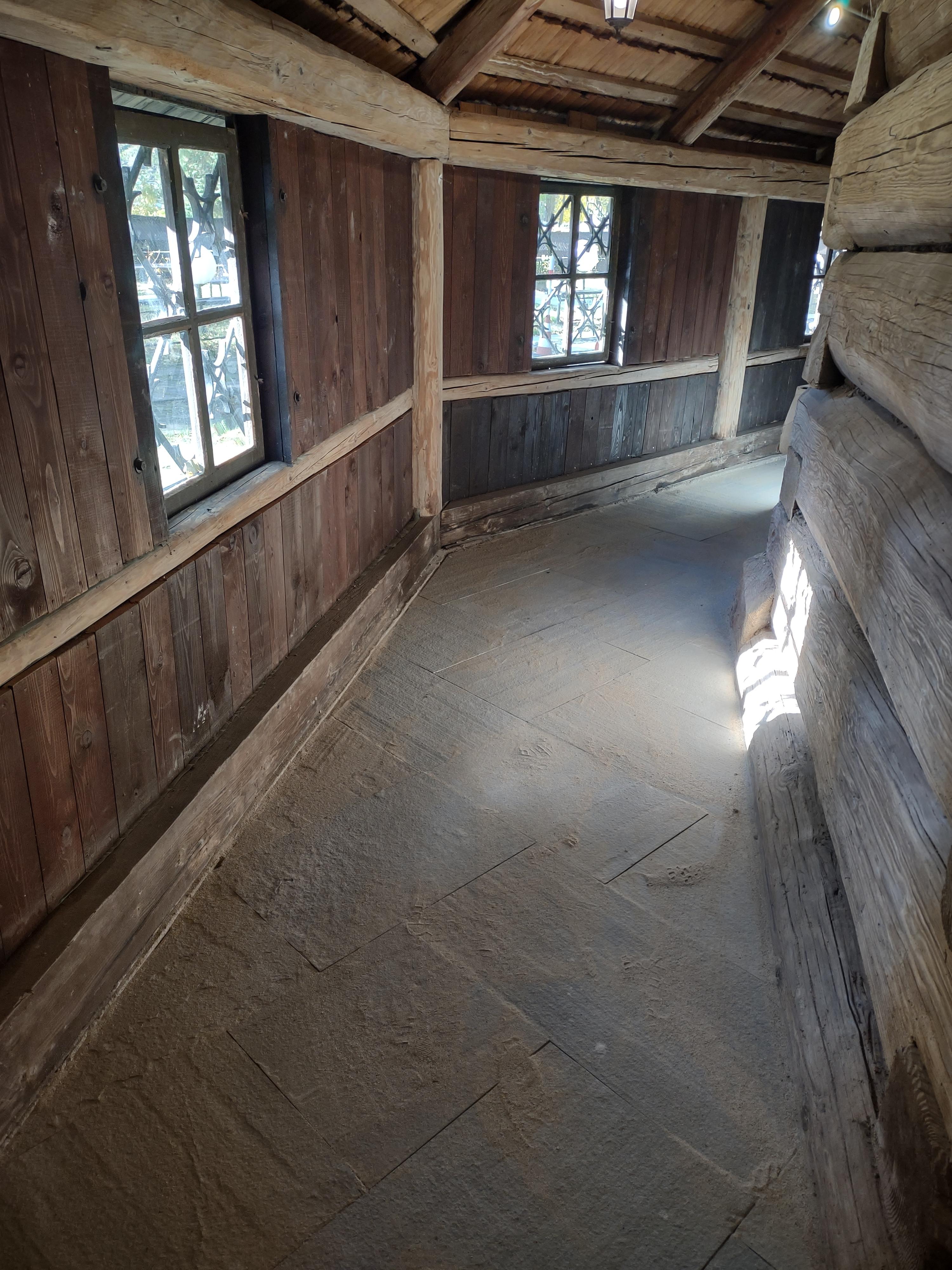 Kościół pw. św. Barbary wymiana posadzki betonowej w sobotach na nową z piaskowca.