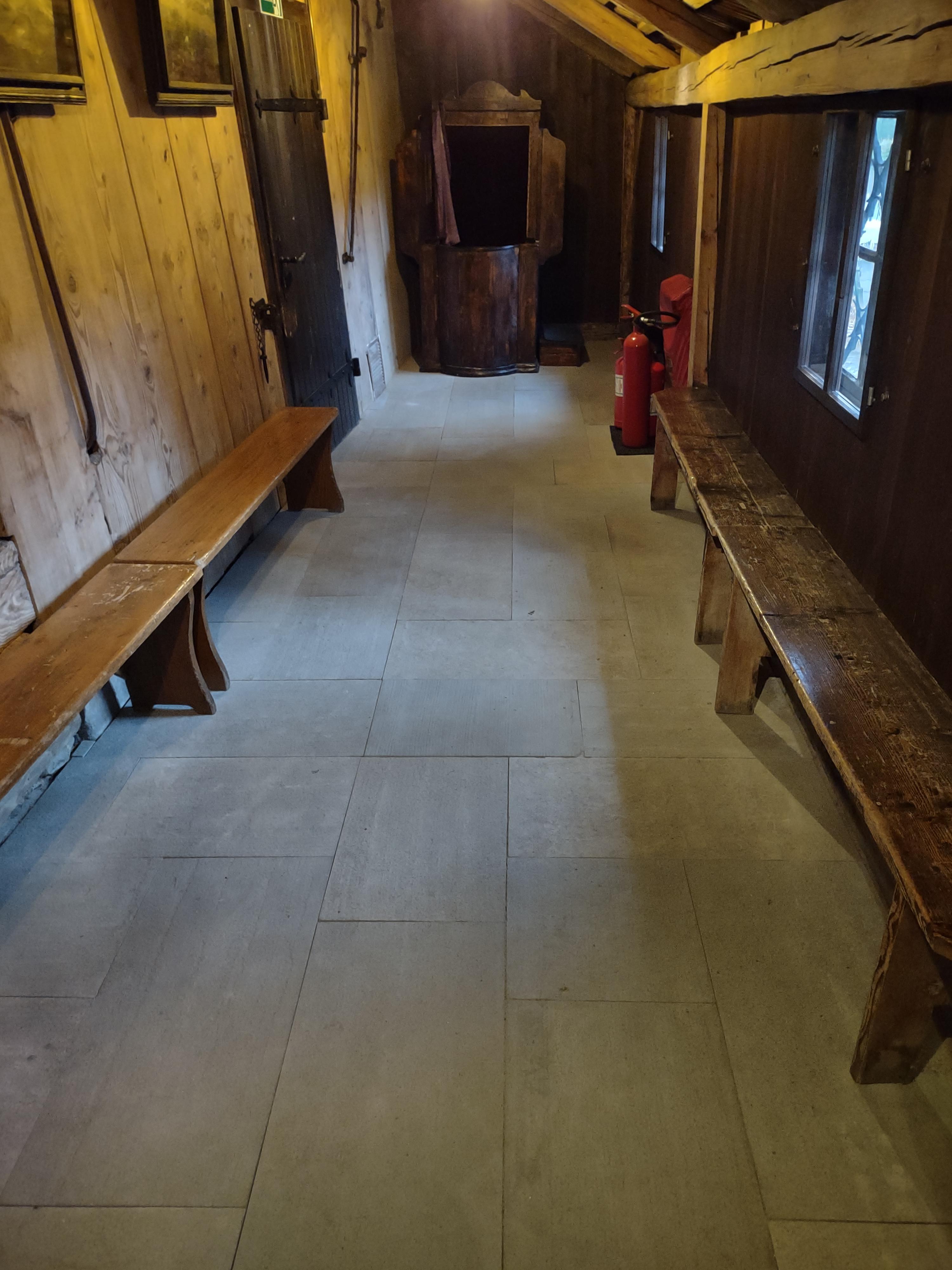 Kościół pw. św. Barbary wymiana posadzki betonowej w sobotach na nową z piaskowca.