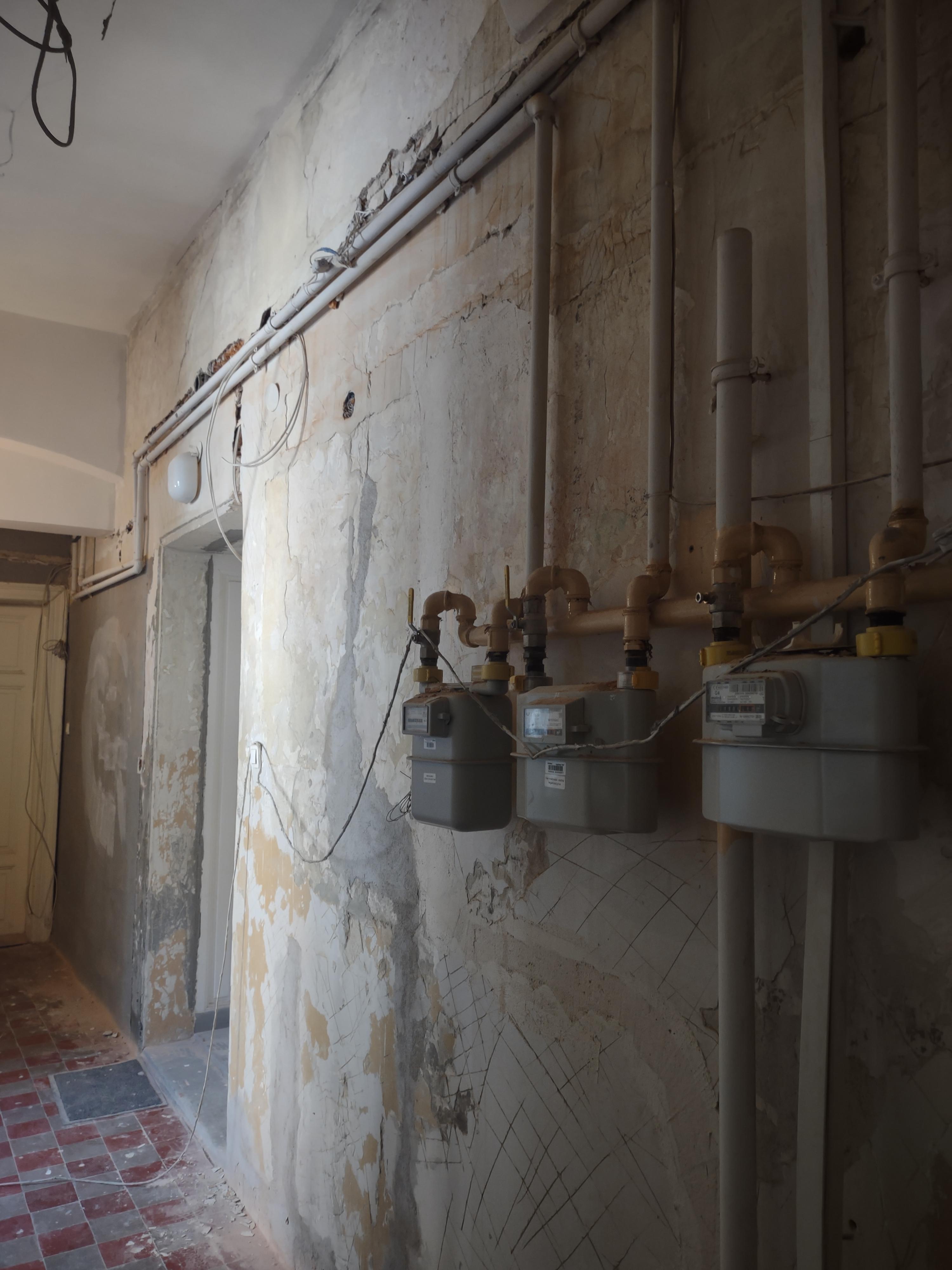 Ratuszowa 2 - wnętrze, korytarz komuniakacyjny przed remontem.