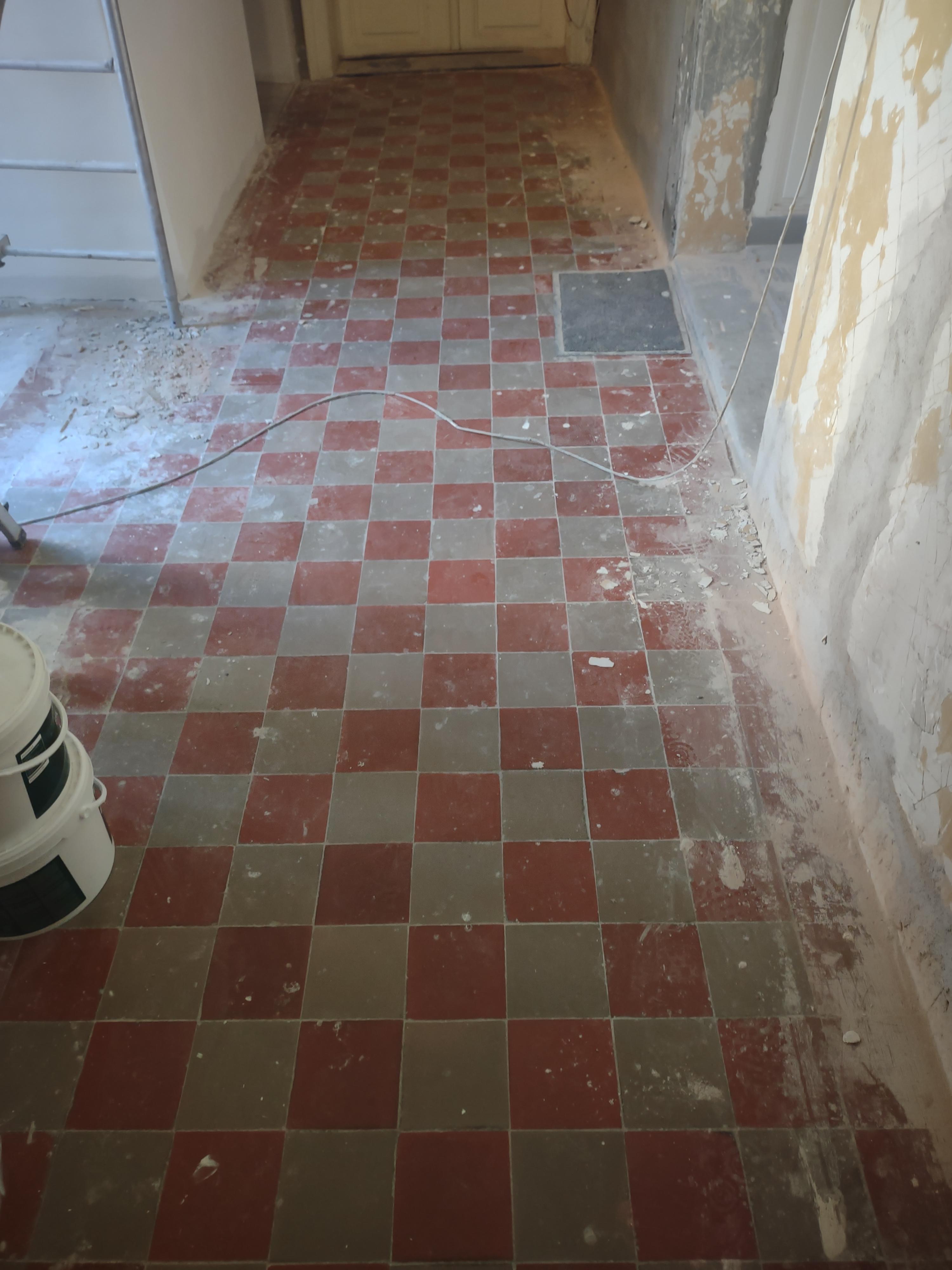 Ratuszowa 2 - wnętrze, korytarz komuniakacyjny przed remontem.