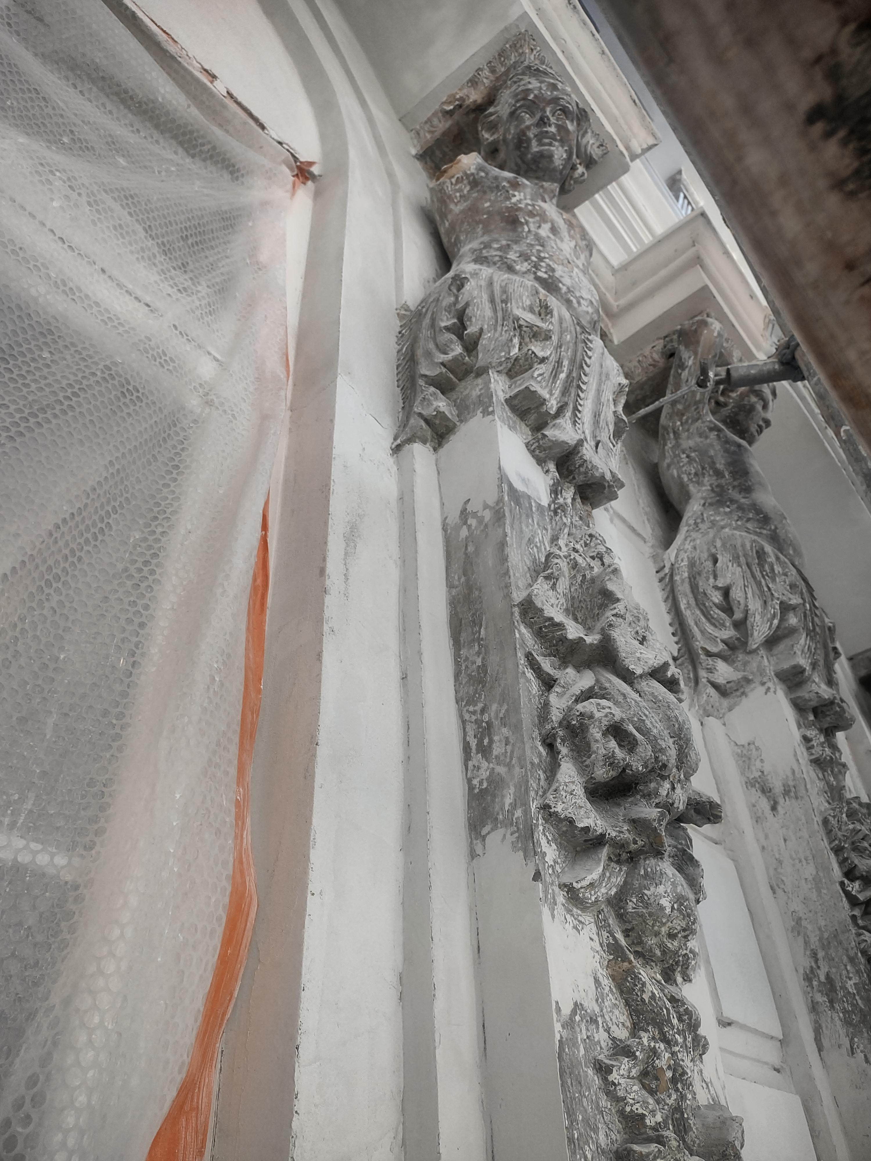 Ratuszowa 2 detal sztukatorski elewacji podczas czyszczenia.