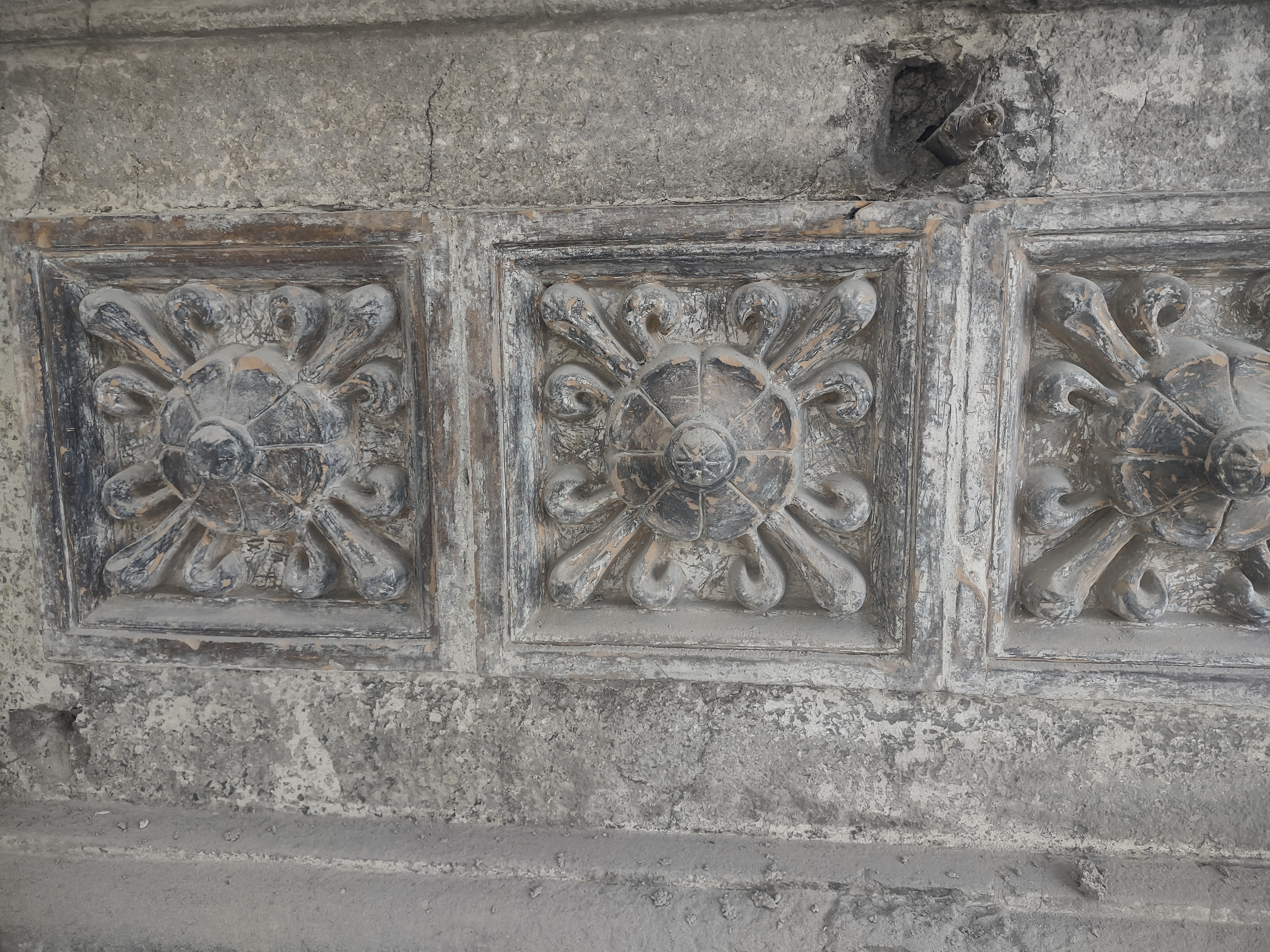 Ratuszowa 2 detal sztukatorski elewacji podczas czyszczenia.