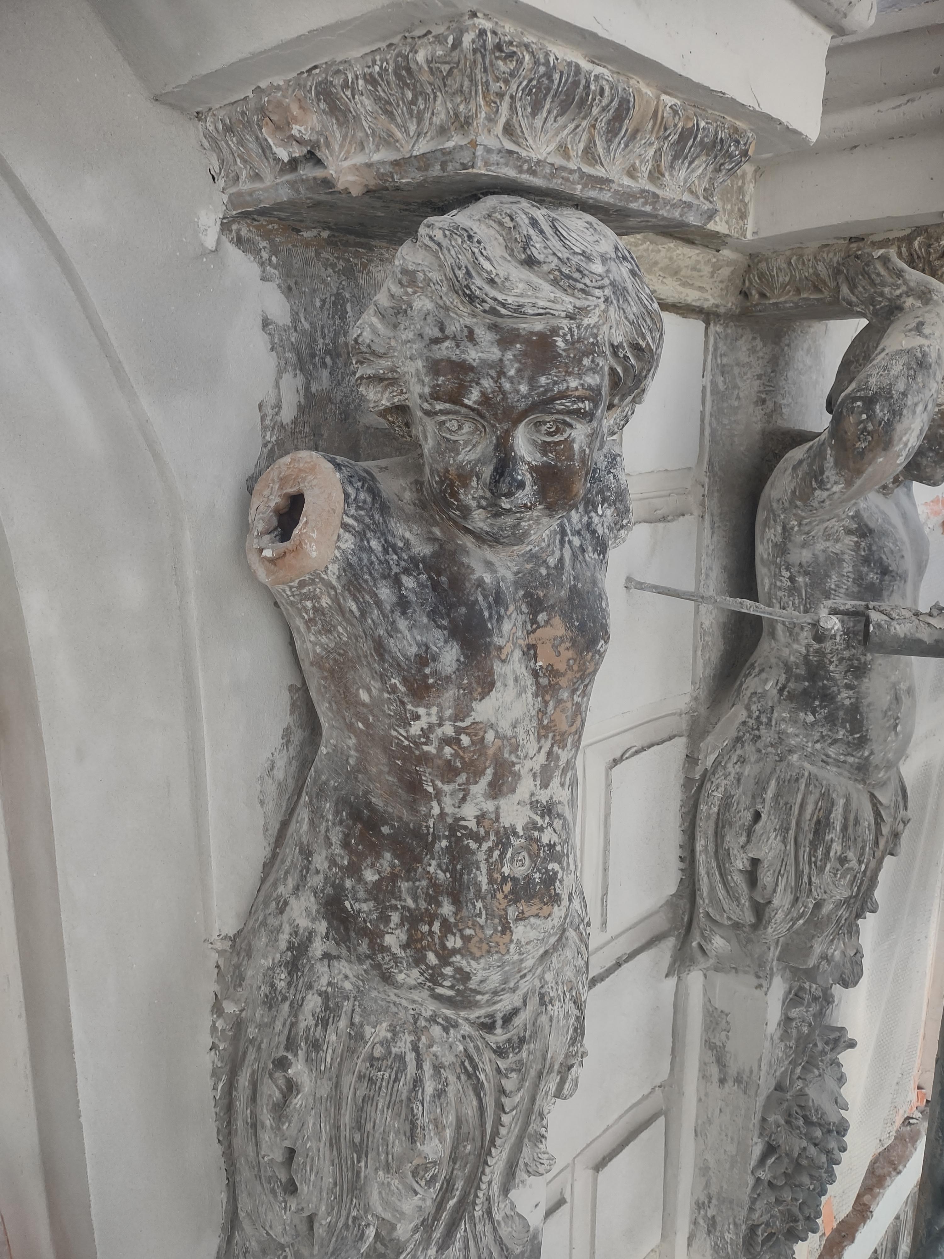 Ratuszowa 2 detal sztukatorski elewacji podczas czyszczenia.