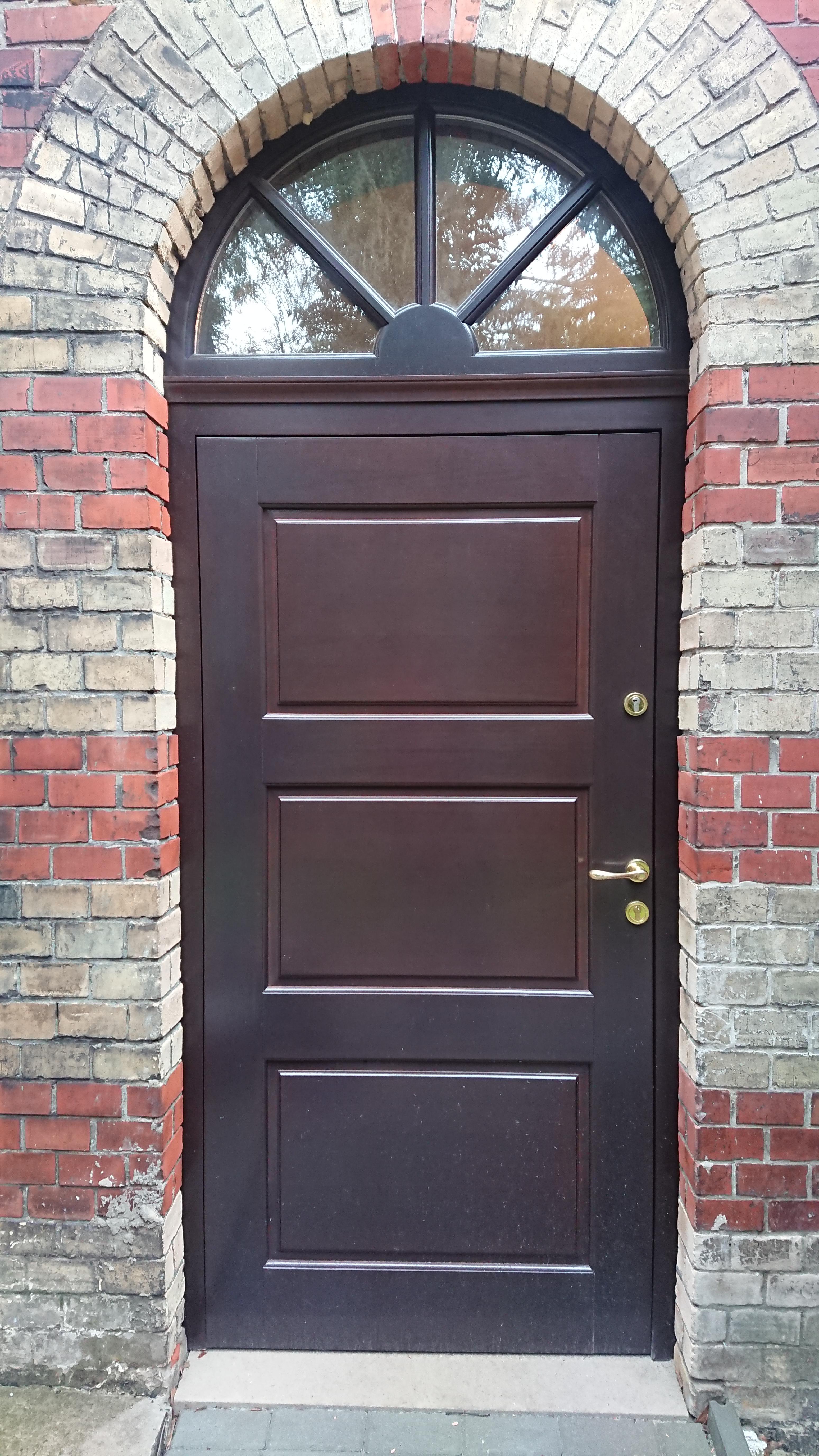 Synagoga cmentarna nowa stolarka drzwiowa.