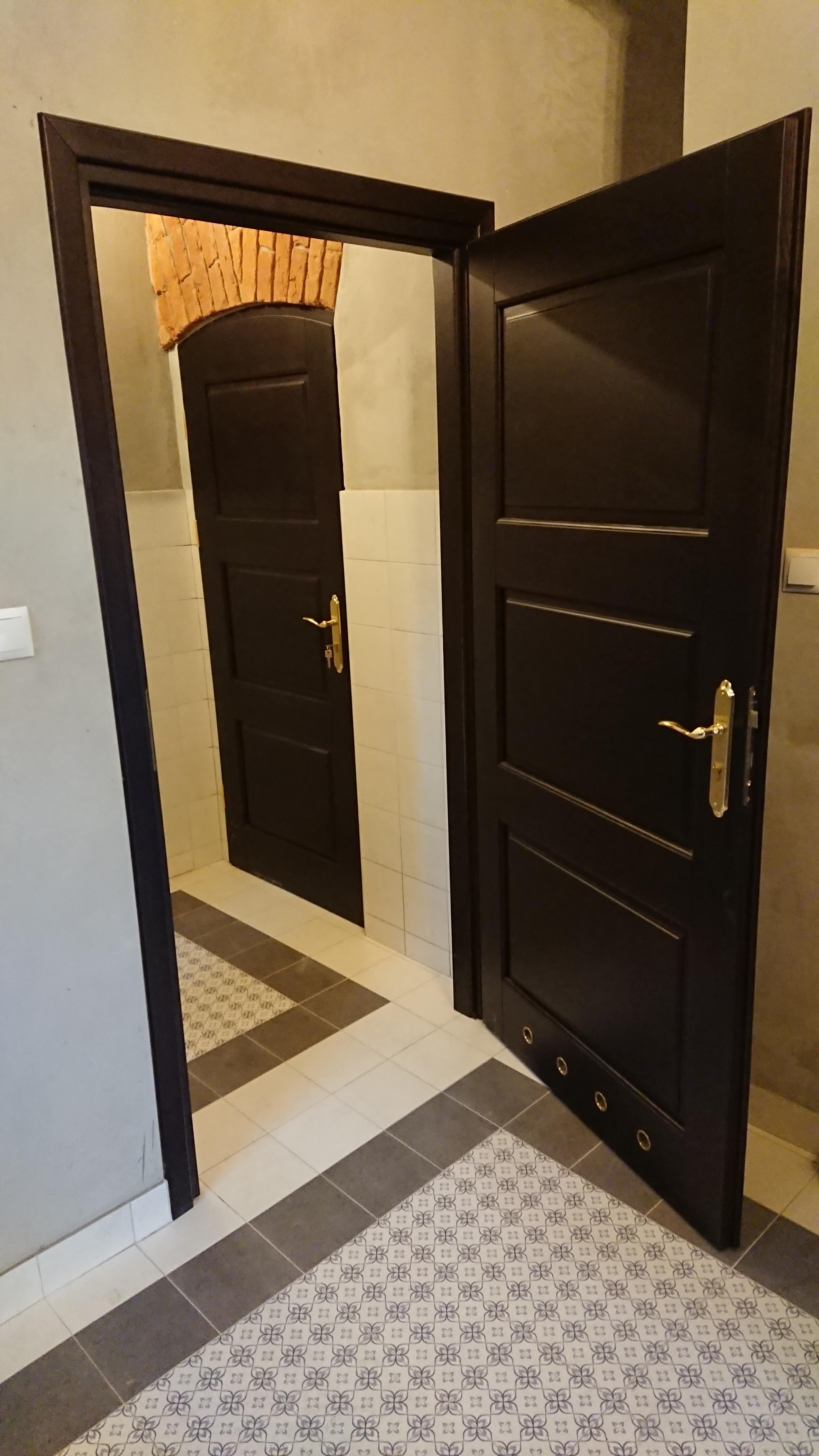 Synagoga cmentarna nowa stolarka drzwiowa zaplecza oraz posadzki.