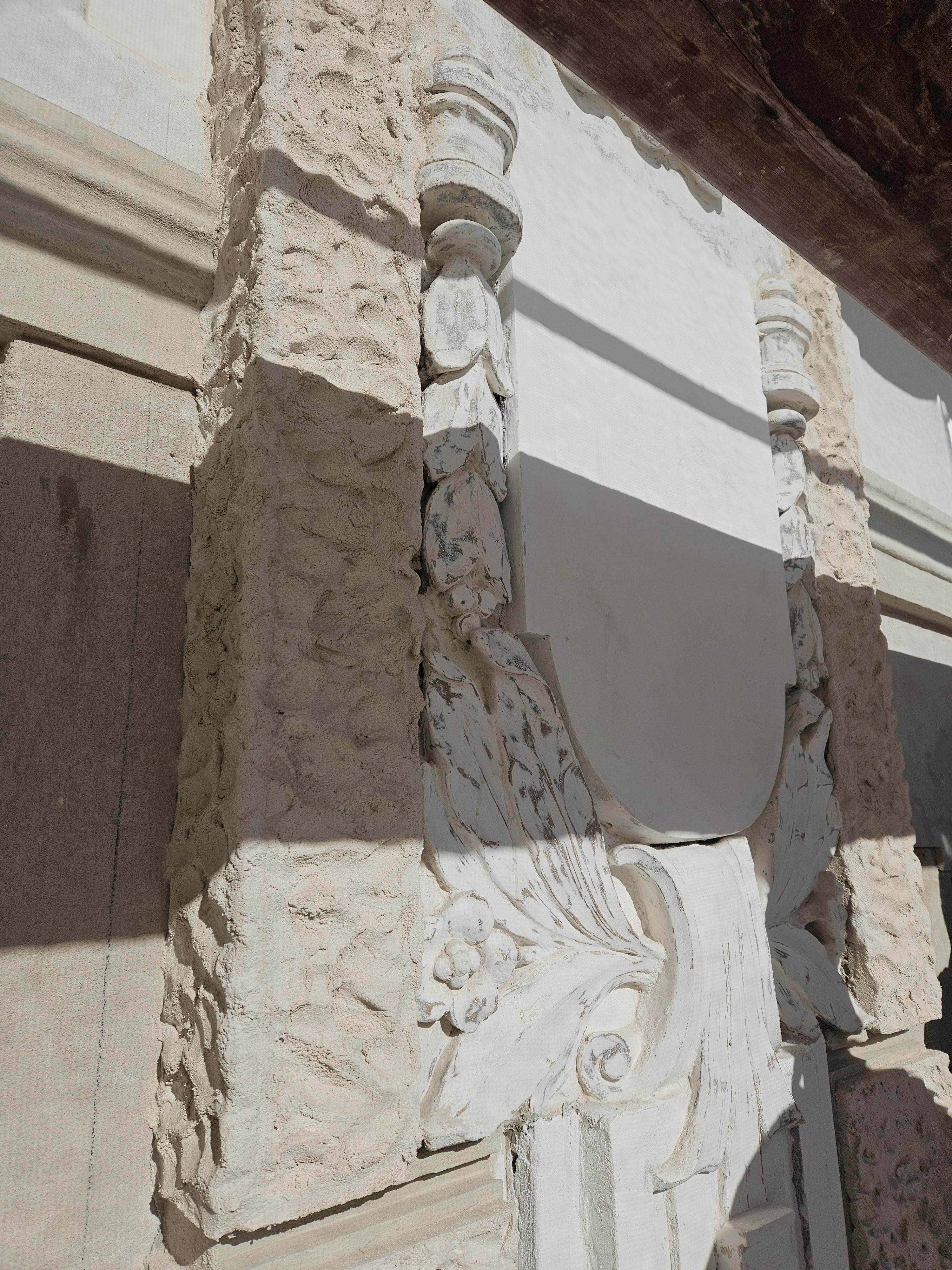 pl. św. Mikołaja 10 renowacja detalu sztukatorskiego.