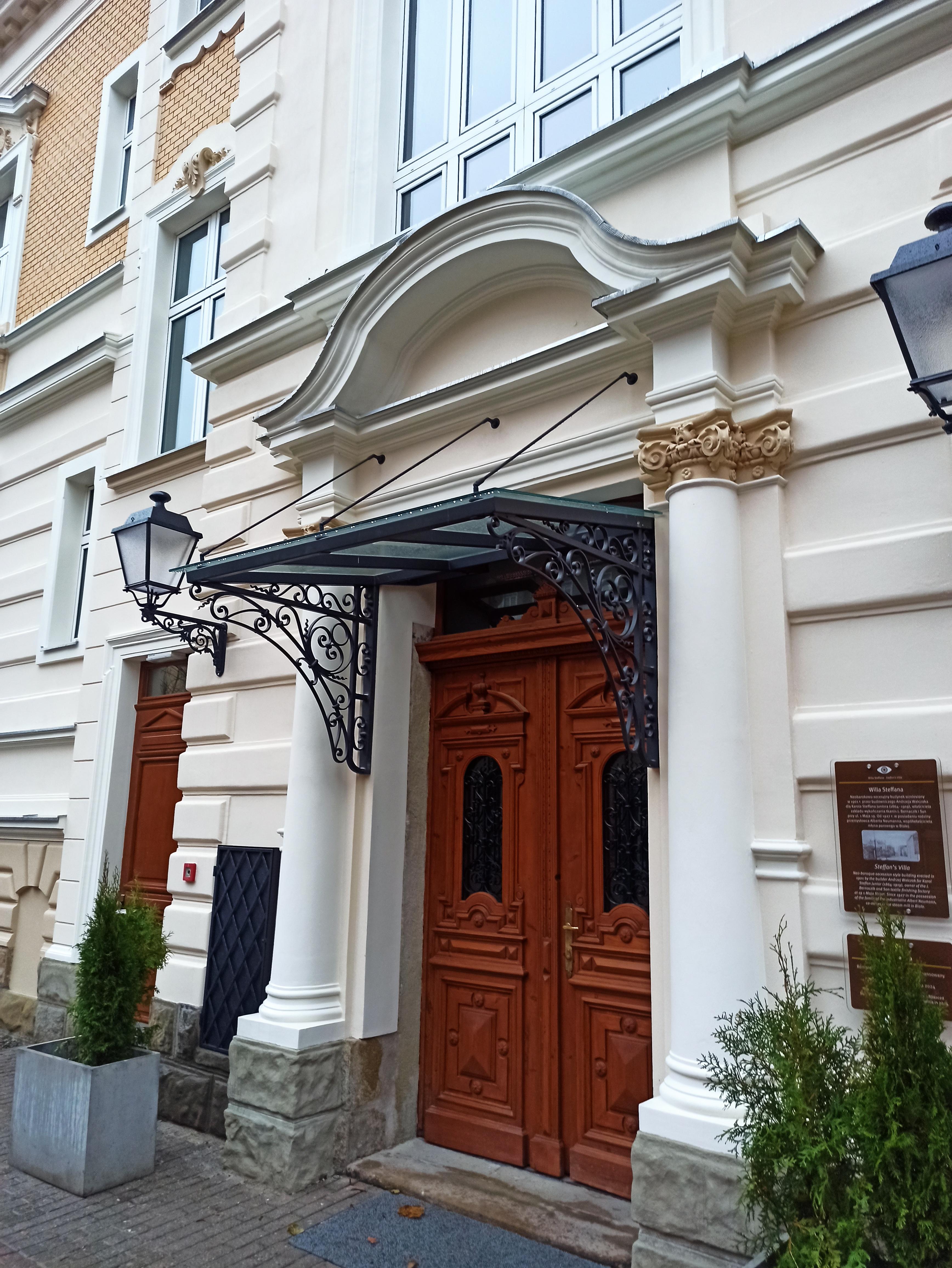 1 Maja 15 willa Karola Steffana portal wejściowy wraz z nowym zadaszeniem.