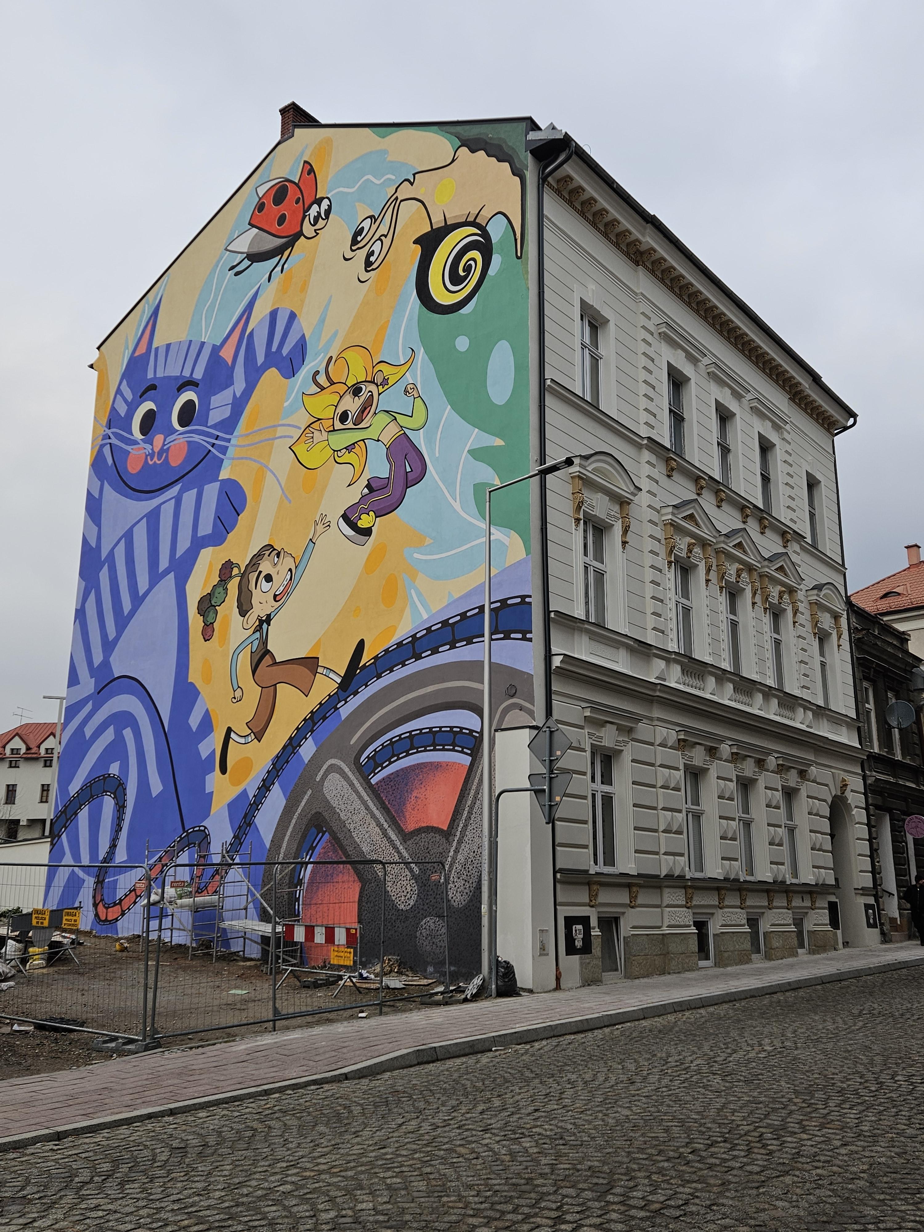 Cieszyńska 14 elewacja szczytowa po remoncie wraz z muralem.