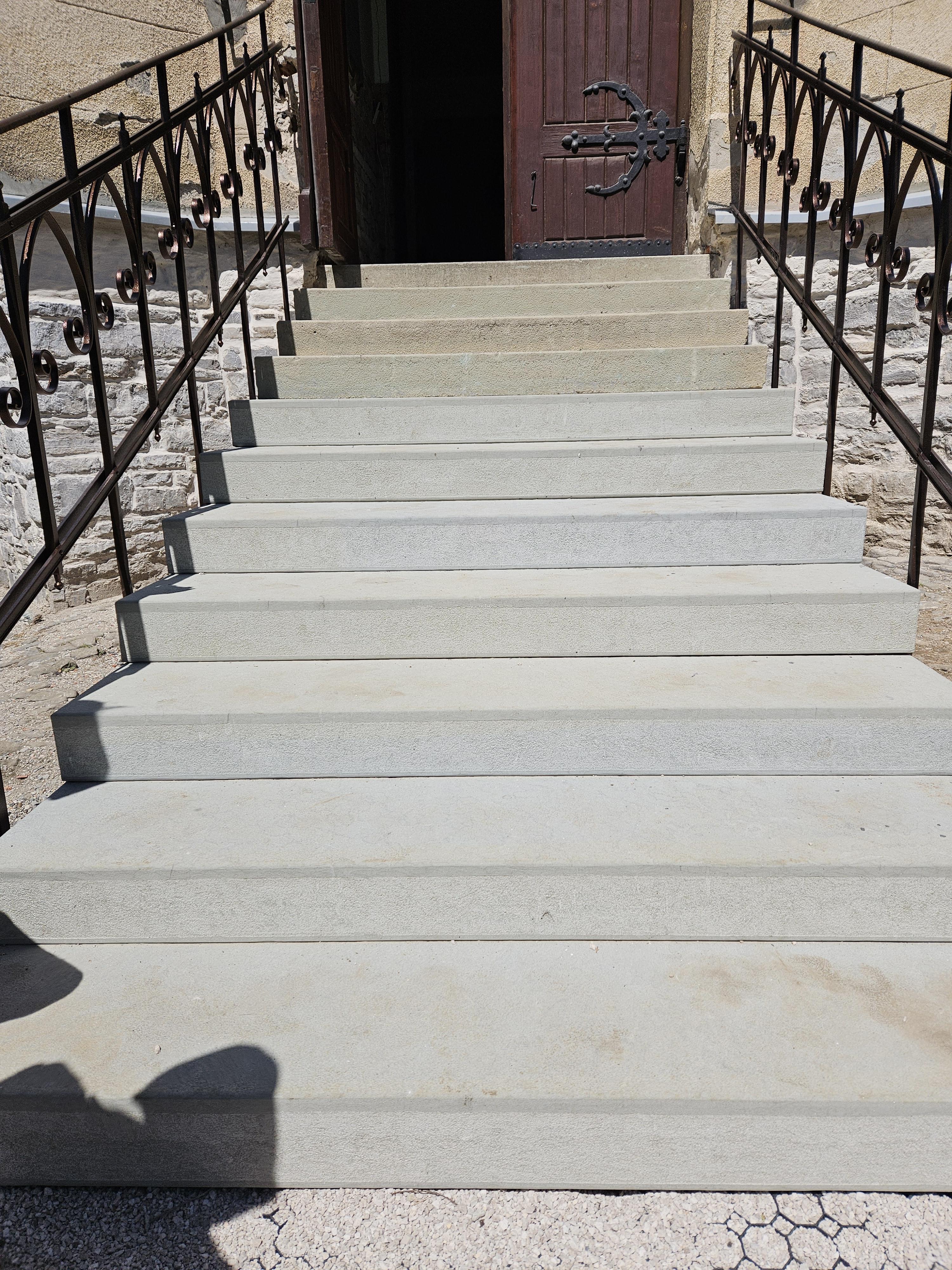 Kaplica na cmentarzu ewangelickim schody wejściowe po remoncie.