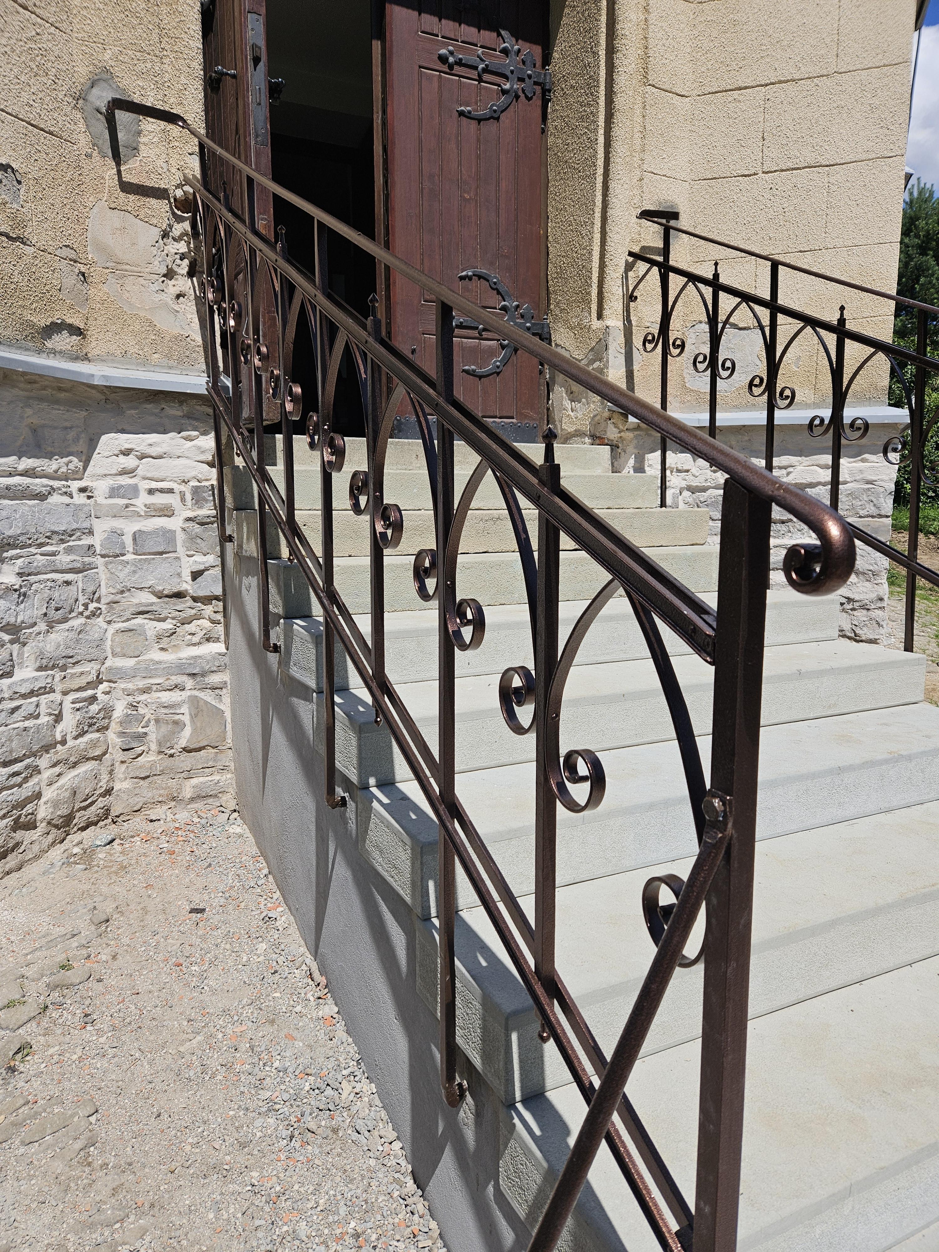 Kaplica na cmentarzu ewangelickim schody wejściowe po remoncie.