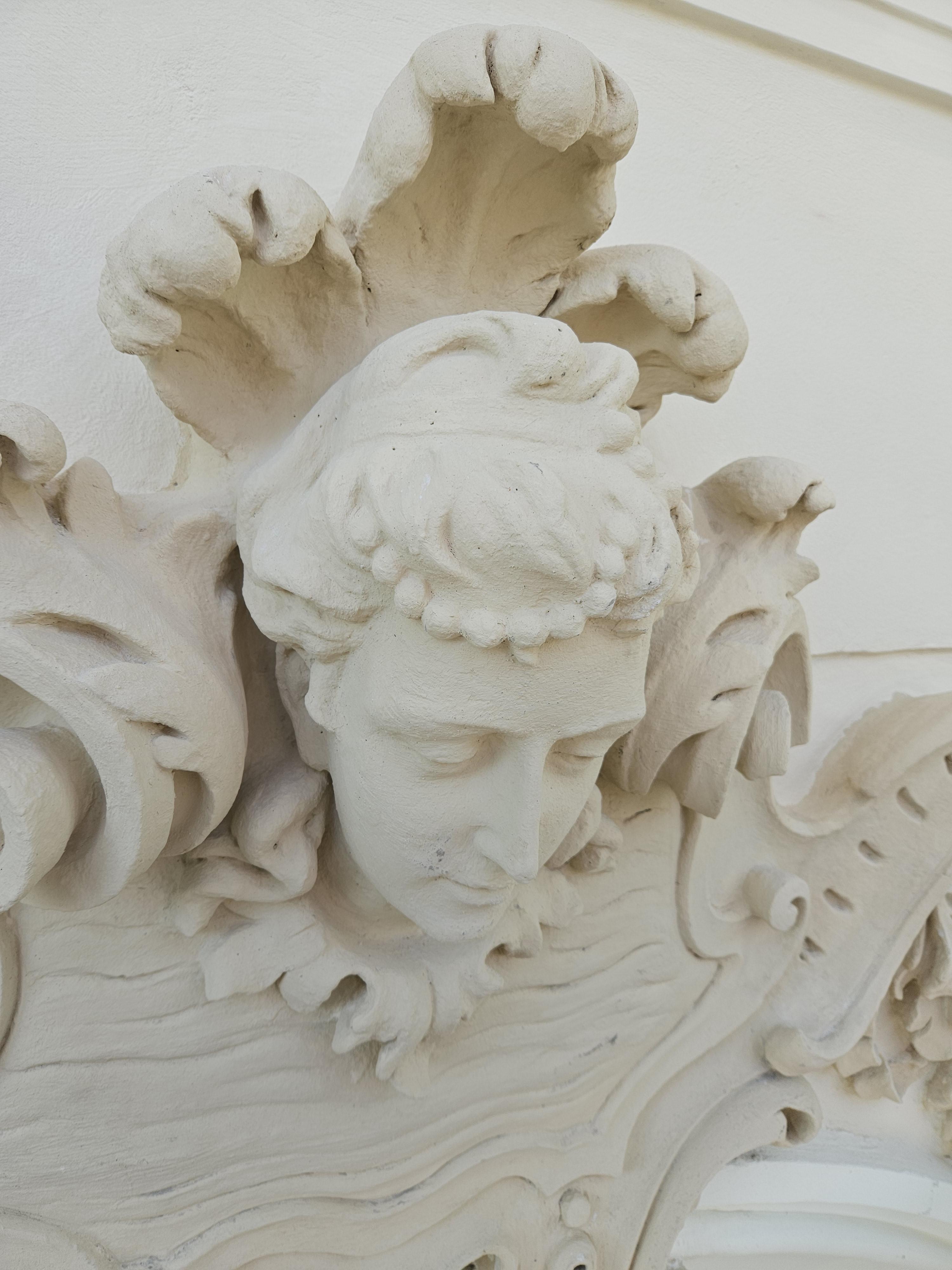 1 Maja 15 willa Karola Steffana detal sztukatorski w trakcie renowacji.