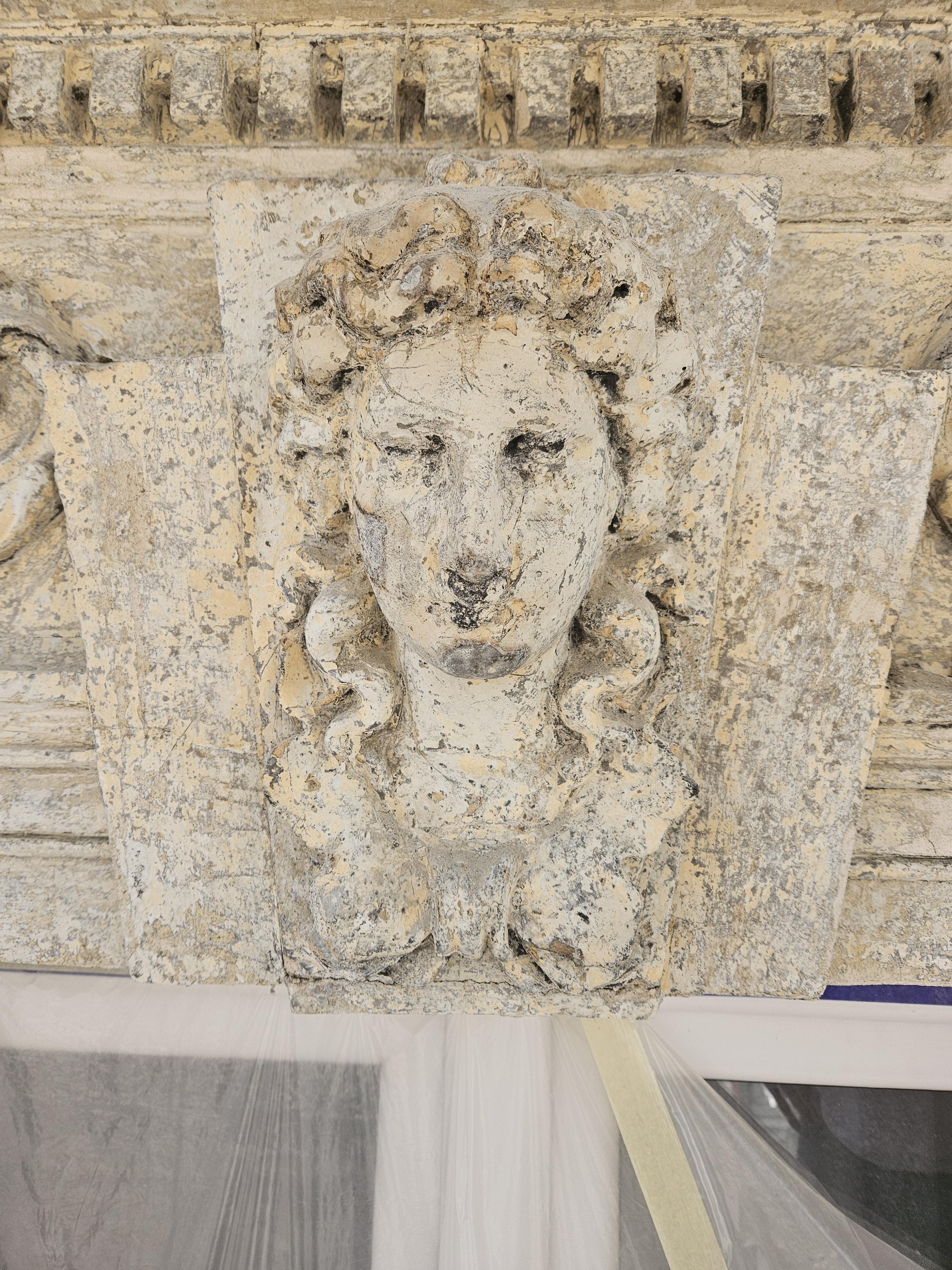 Cieszyńska 14 czyszczenie detalu sztukatorskiego na elewacji frontowej.