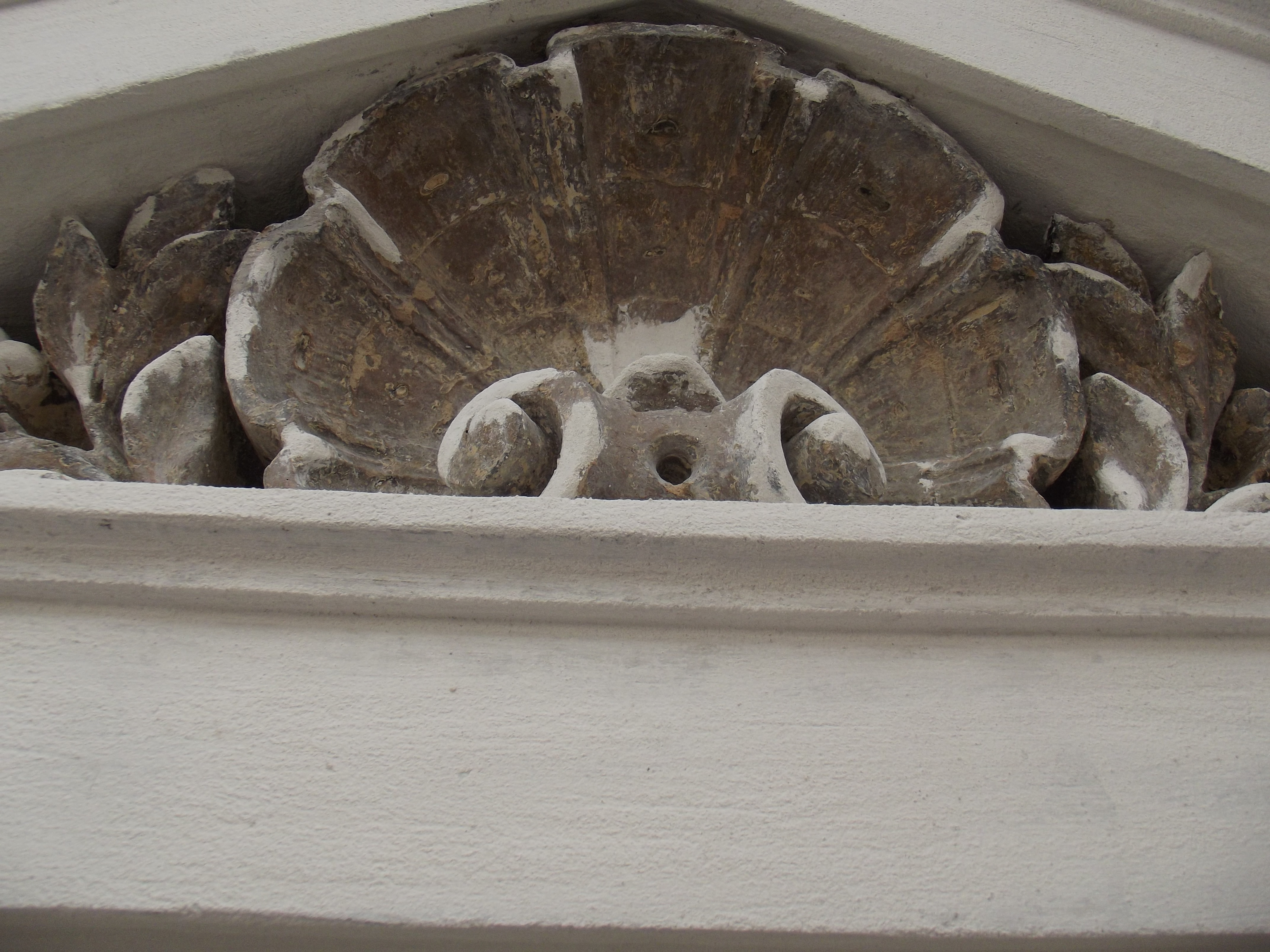 Cieszyńska 14 renowacja detalu sztukatorskiego na elewacji frontowej.