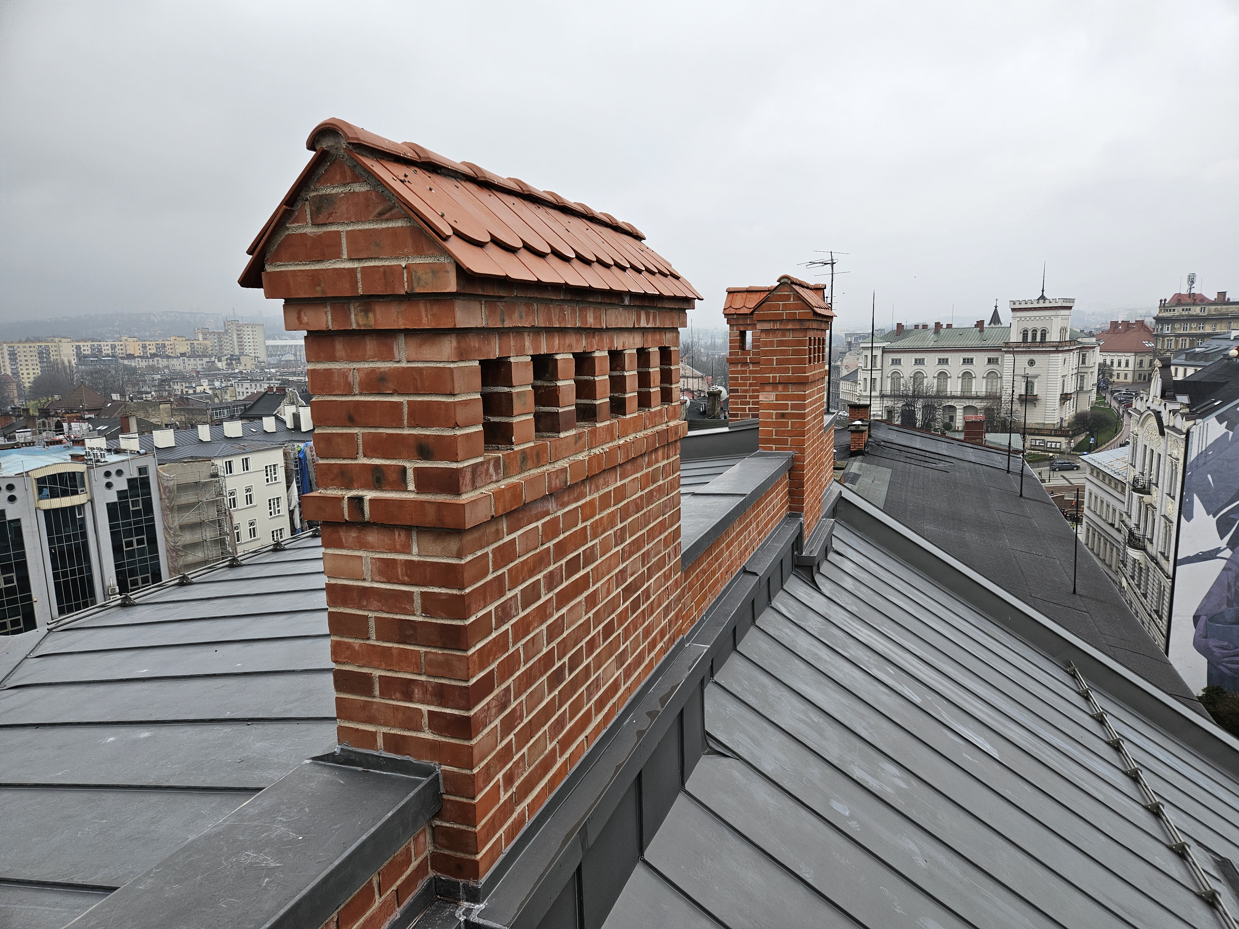 3 Maja 5 widok kominów na dachu po remoncie.