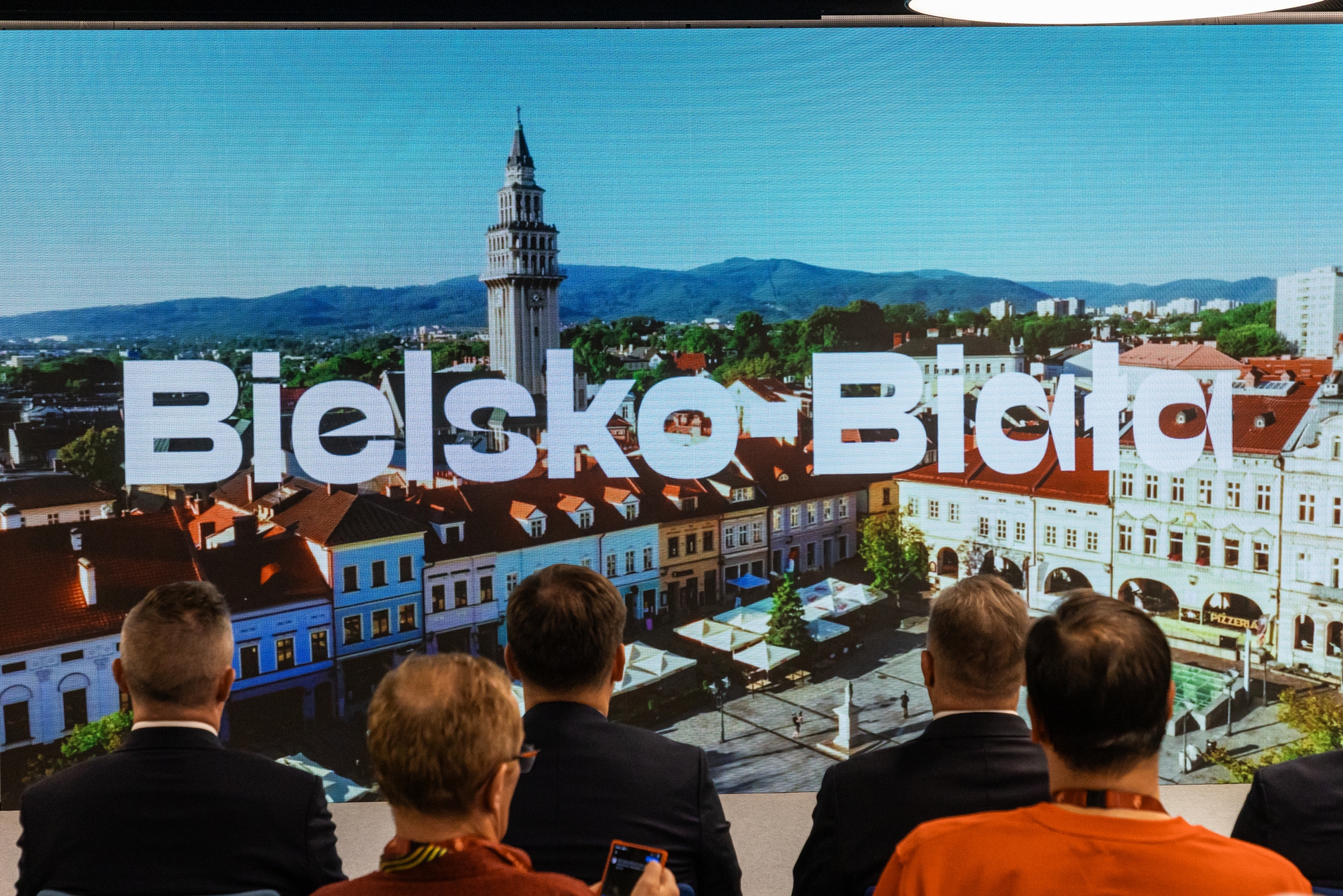 na zdjęciu osoby podczas konferencji