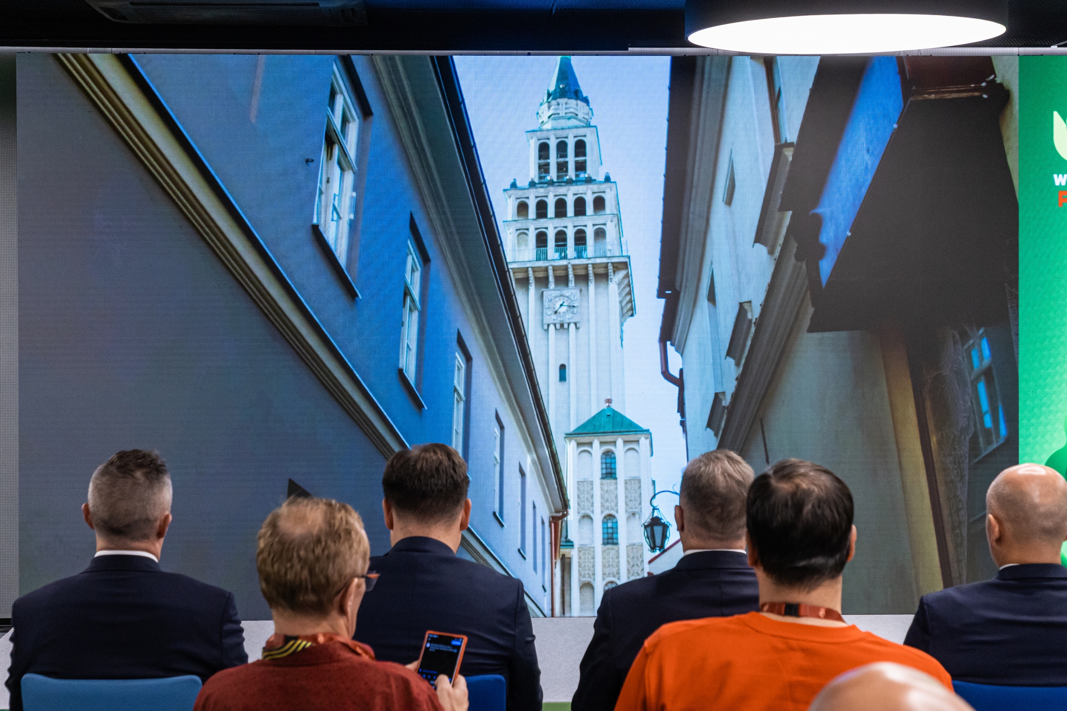 na zdjęciu osoby podczas konferencji